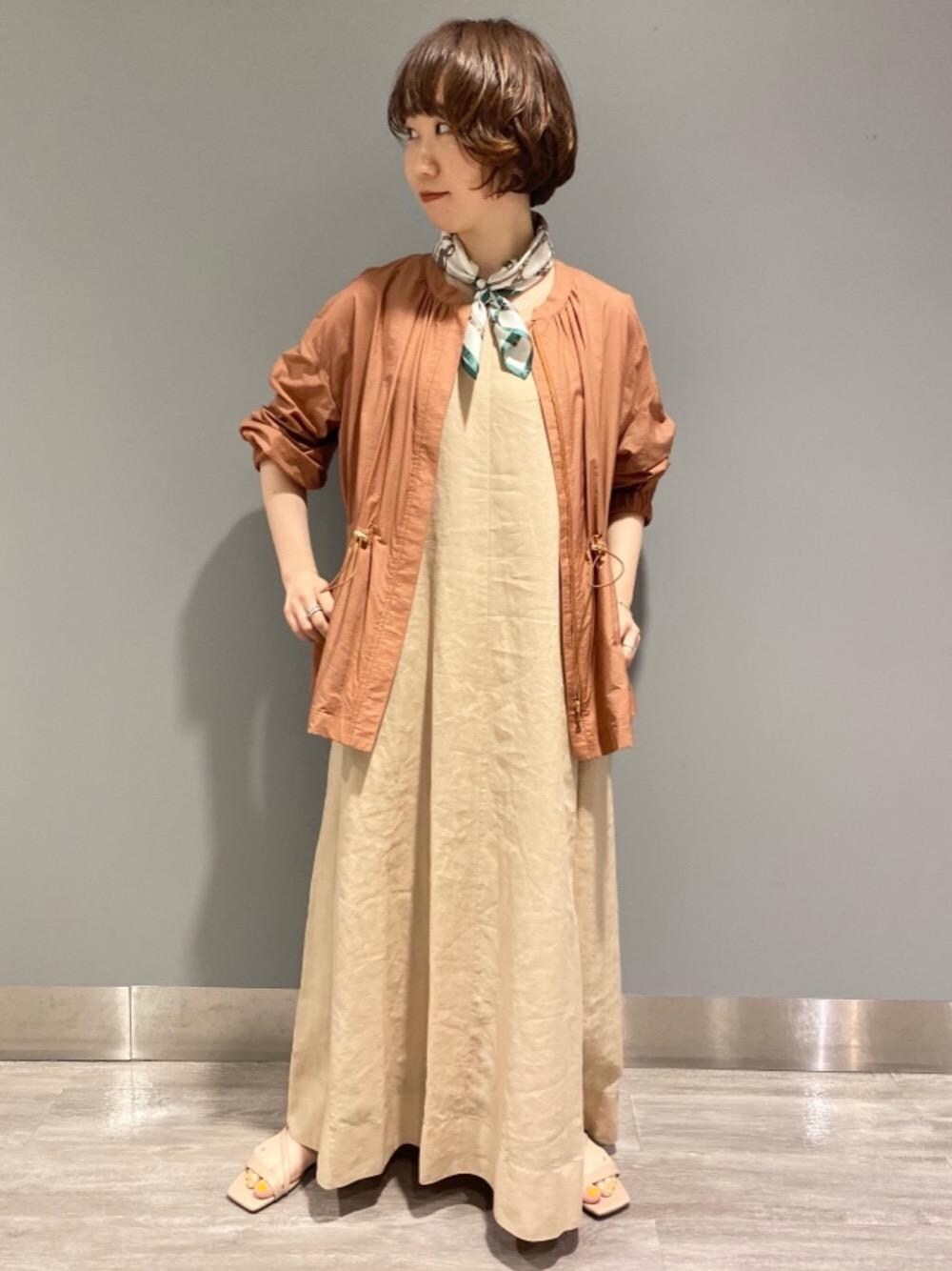 「大人カジュアル、サンダル、シアー素材、くすみカラー、under155、トラベル /リゾート、CASUAL」｜「green label relaxingのFFC シルク アソート ミニ スカーフ（バンダナ/スカーフ、ブラウン系）」を使った、kiryu_tさん（レディース・153cm）の春コーディネートの1枚目の写真