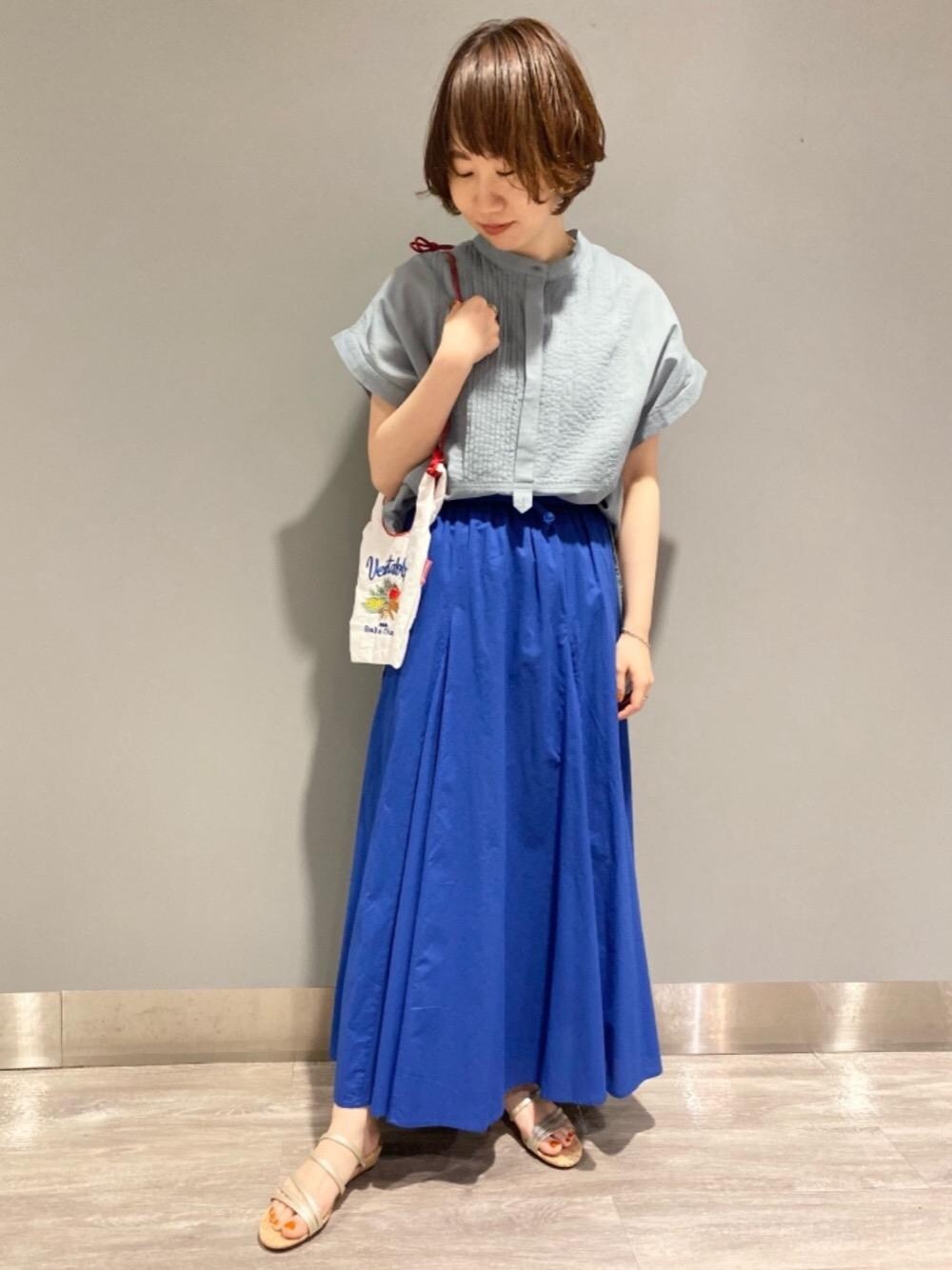 「スカート、大人カジュアル、サンダル、フェミニン、シャツ/ブラウス、under155、トラベル /リゾート、CASUAL」｜「green label relaxingのCFC ピンタック サイドスリット ブラウス（シャツ/ブラウス、ブルー系）」を使った、kiryu_tさん（レディース・153cm）の春コーディネートの1枚目の写真