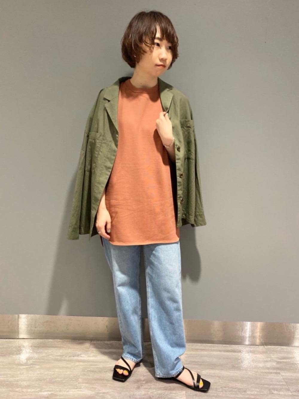 「デニムパンツ、サンダル、くすみカラー、シャツ/ブラウス、under155」｜「green label relaxingの◆SC ワイド ストレート デニム（デニムパンツ、ブルー系）」を使った、kiryu_tさん（レディース・153cm）の春コーディネートの1枚目の写真