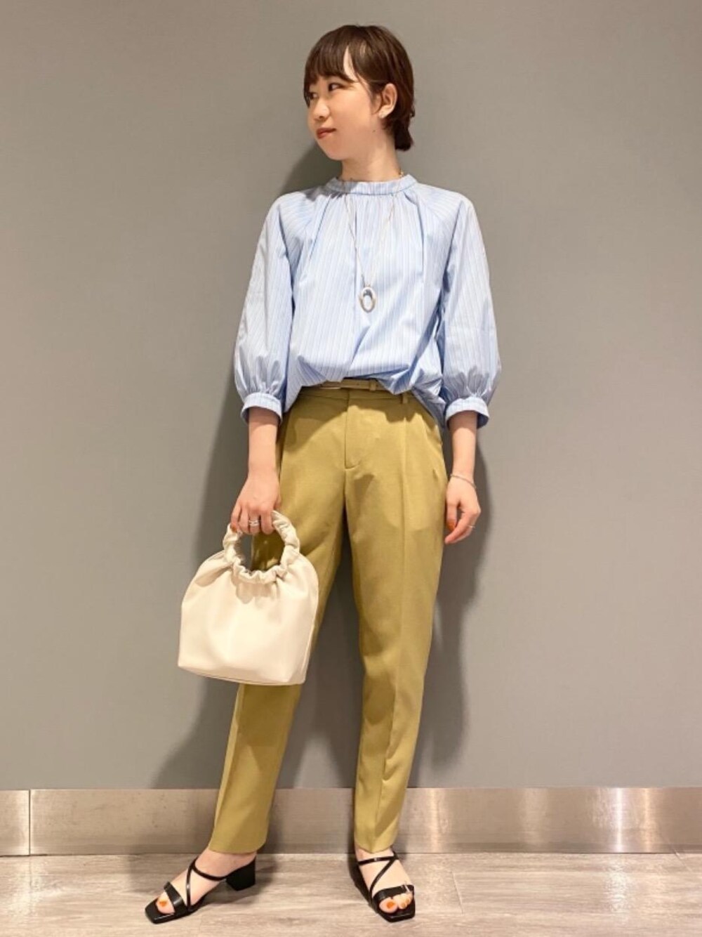 「サンダル、ビジネス、くすみカラー、シャツ/ブラウス、under155、春におすすめシャツ＆ブラウス」｜「green label relaxingの[洗濯可能]◆D リネコ タック ベルト パンツ（その他パンツ、グリーン系）」を使った、kiryu_tさん（レディース・153cm）の春コーディネートの1枚目の写真