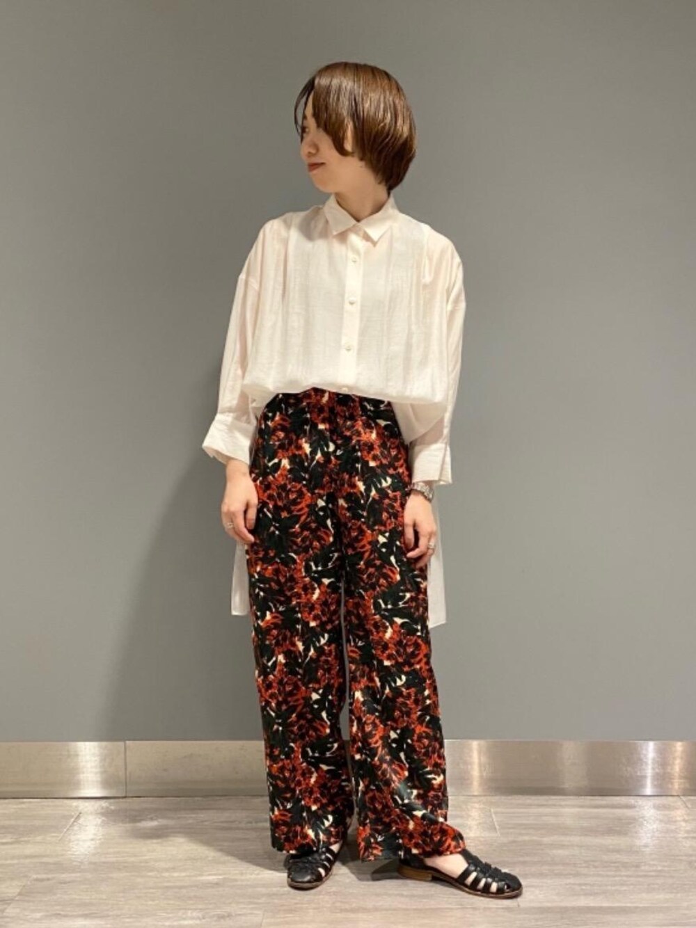 「シャツ/ブラウス、under155、ぱんつ、□骨格ウェーブ、☆シアー素材」｜「green label relaxingの[ パスクッチ ] PASCUCCI FFC グルカ サンダル（サンダル、ブラック系）」を使った、kiryu_tさん（レディース・153cm）の夏コーディネートの1枚目の写真