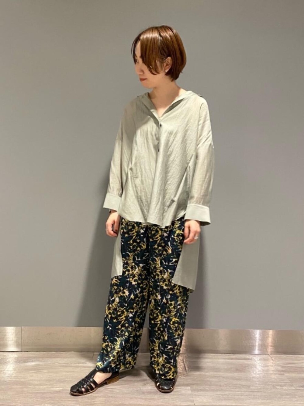 「リラックス、シャツ/ブラウス、under155、ぱんつ、□骨格ウェーブ、☆シアー素材」｜「green label relaxingの[ パスクッチ ] PASCUCCI FFC グルカ サンダル（サンダル、ブラック系）」を使った、kiryu_tさん（レディース・153cm）の夏コーディネートの1枚目の写真