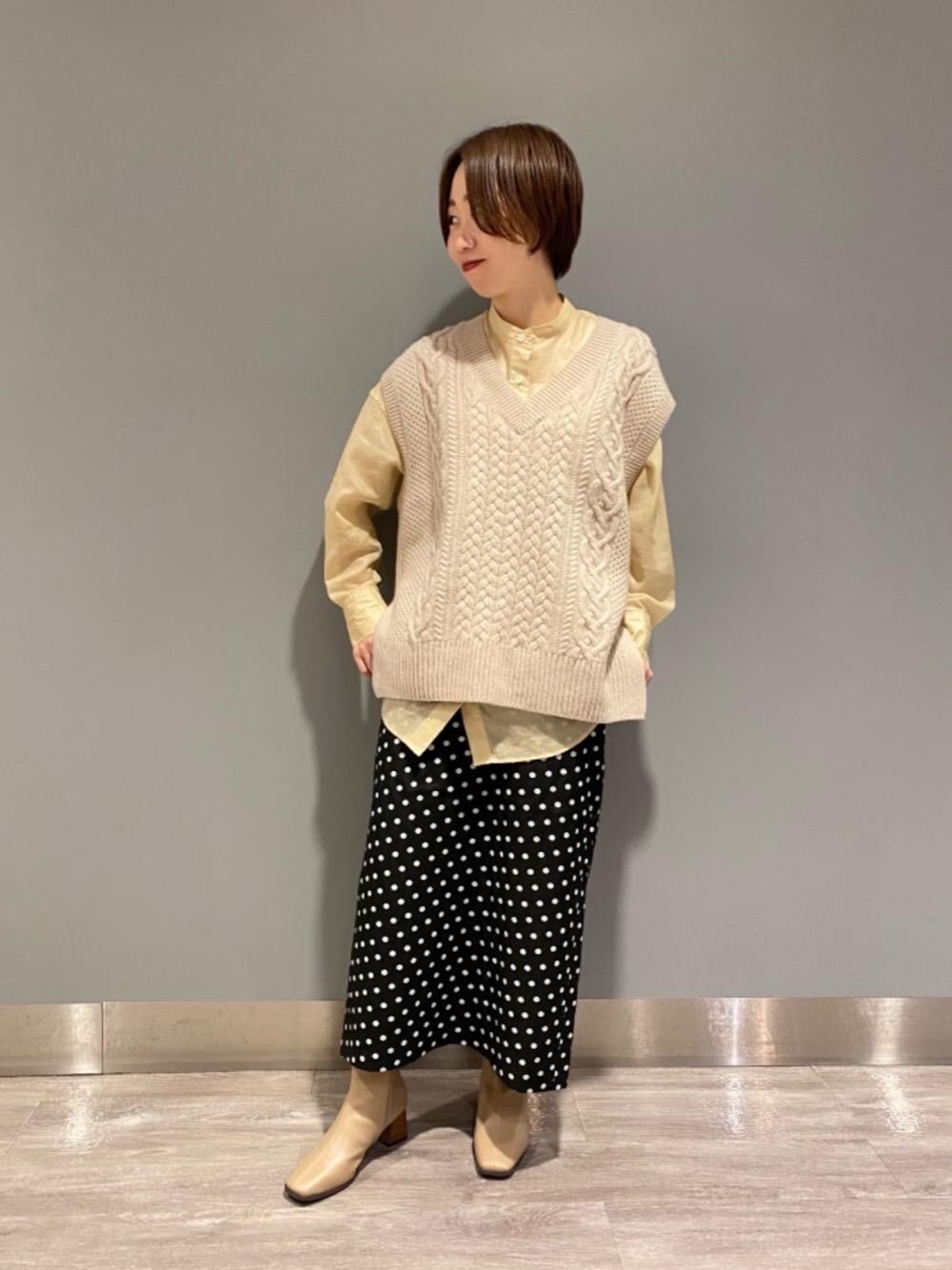 「スカート、ブーツ、ニットベスト、シャツ/ブラウス、□骨格ウェーブ」｜「green label relaxingの【本田翼さん着用】＜Oggi×green label relaxing＞[7days]スクエア ショートブーツ(5.5cmヒール) -撥水-（ブーツ、ブラウン系）」を使った、kiryu_tさん（レディース・153cm）の秋コーディネートの1枚目の写真