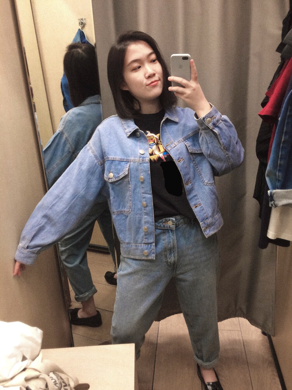 「Bershka、HARUTA、jeans、jeanjacket」｜「Bershkaのアイテム（Tシャツ/カットソー、ブラック系）」を使った、Luxxetaさん（レディース・159cm）の秋コーディネートの1枚目の写真