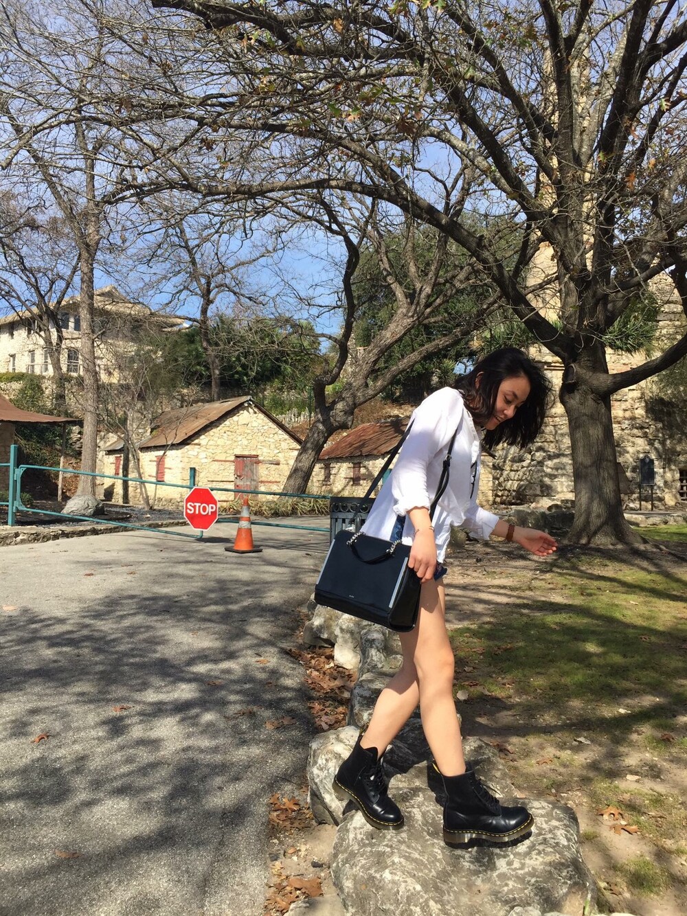 「girl」｜「Hollisterのアイテム（シャツ/ブラウス、ホワイト系）」を使った、alexxttrannさん（レディース・163cm）の夏コーディネートの1枚目の写真