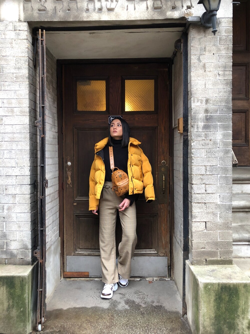「coldvibesonly」｜「KENDALL + KYLIEのアイテム（MA-1、ゴールド系）」を使った、alexxttrannさん（レディース・163cm）の冬コーディネートの1枚目の写真
