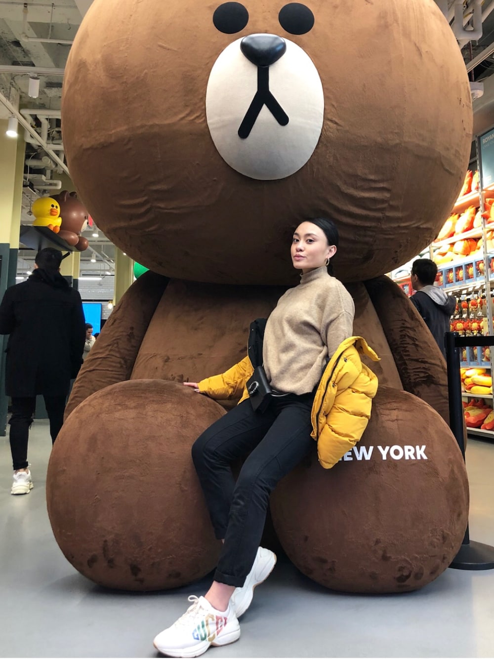 「newyork」｜「H&Mのアイテム（ニット/セーター、ベージュ系）」を使った、alexxttrannさん（レディース・160cm）の冬コーディネートの1枚目の写真