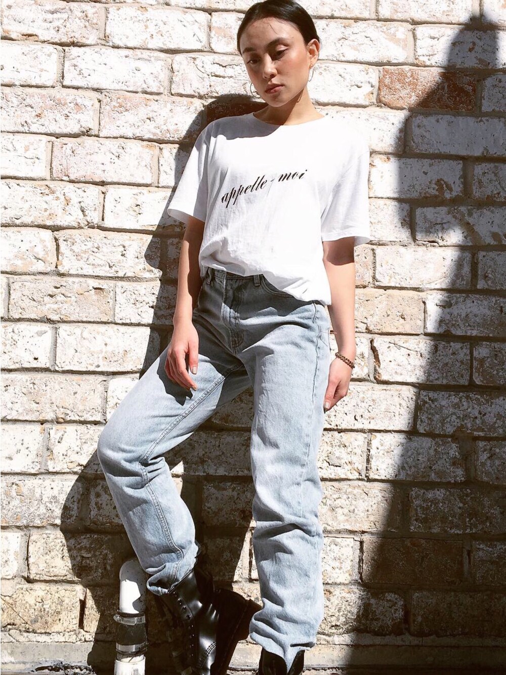 「spring」｜「Brandy Melvilleのアイテム（デニムパンツ、ブルー系）」を使った、alexxttrannさん（レディース・160cm）の春コーディネートの1枚目の写真