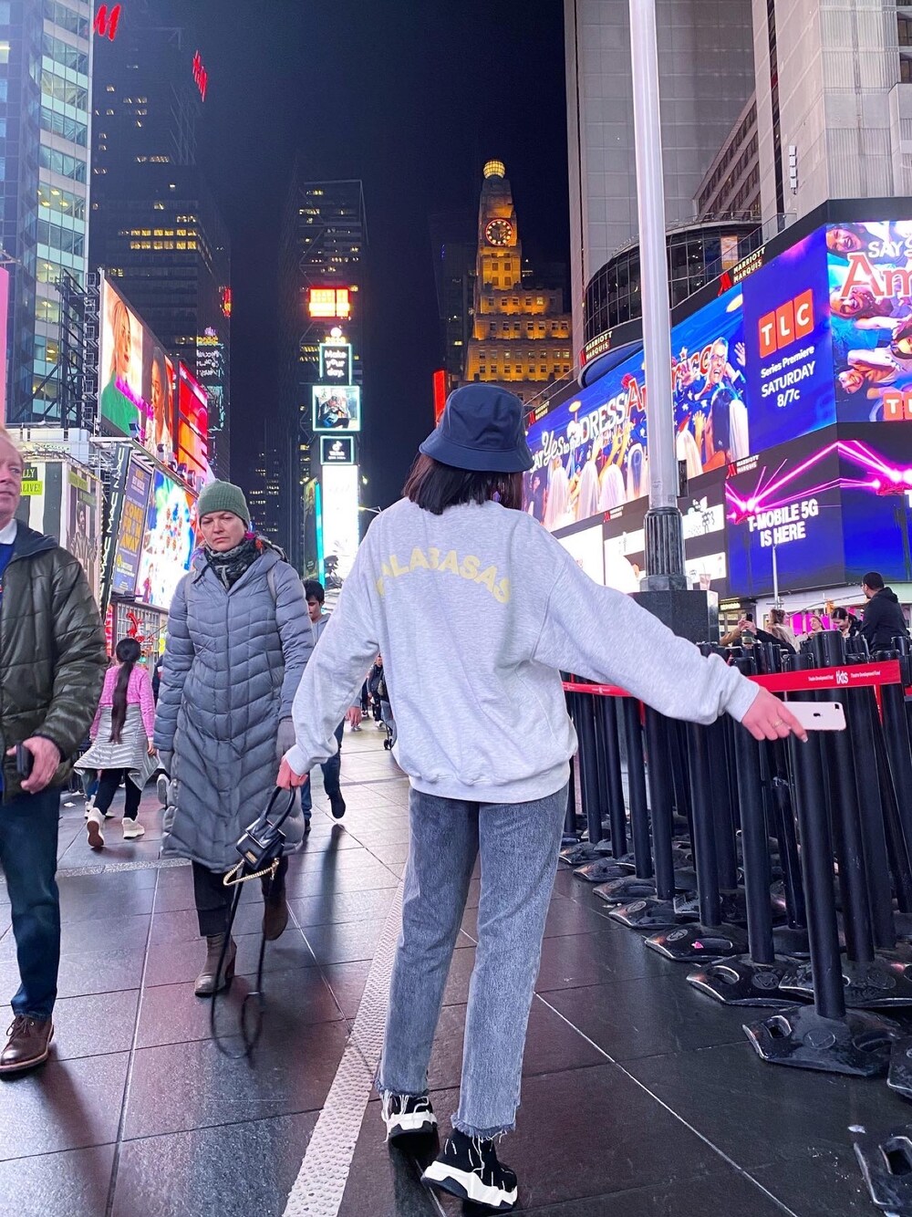 「NYC」｜「Acne Studiosのアイテム（ハット、ブルー系）」を使った、alexxttrannさん（レディース・160cm）の冬コーディネートの1枚目の写真