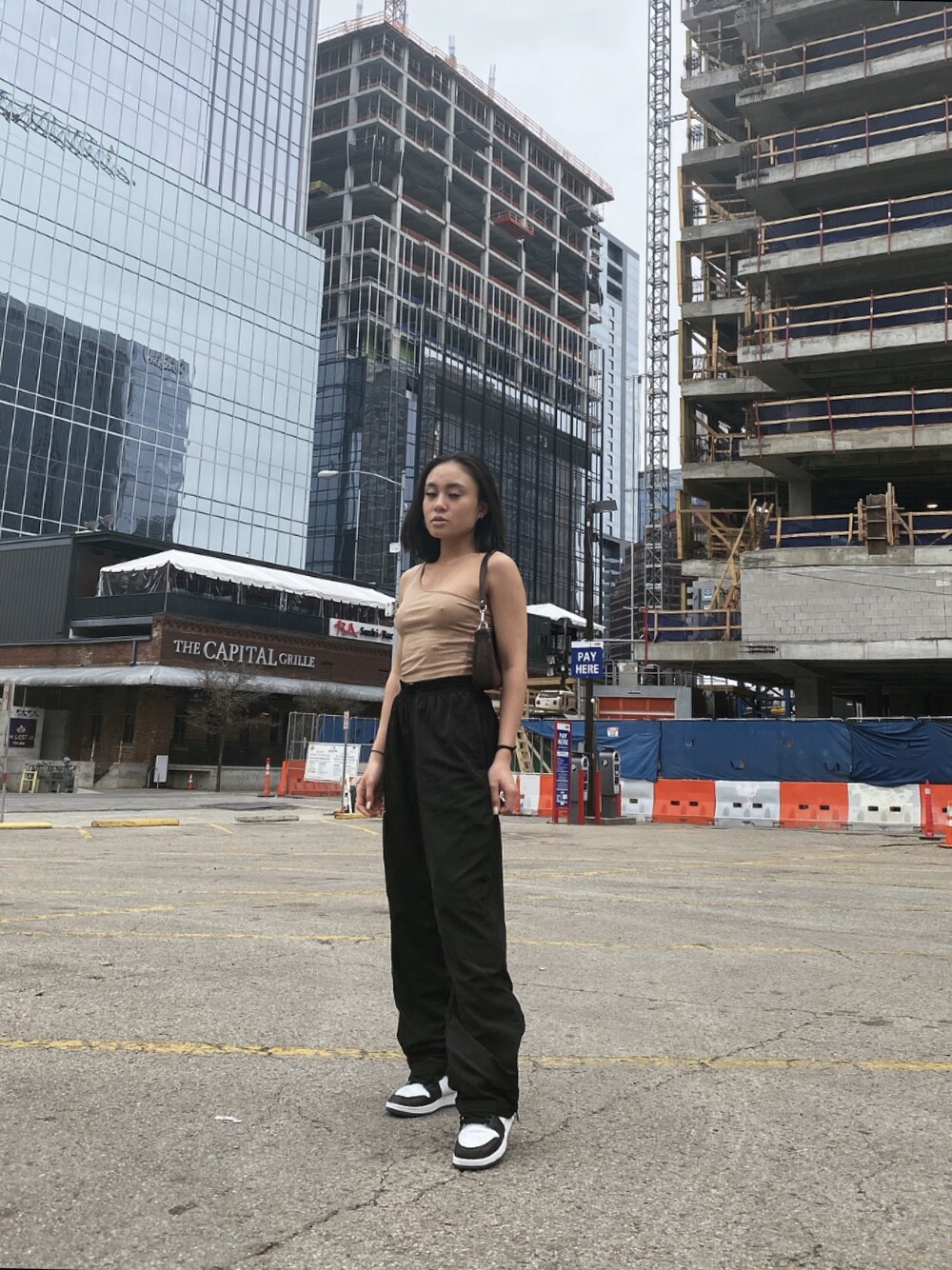 「NIKEのアイテム（スニーカー、ブルー系）」を使った、alexxttrannさん（レディース・163cm）の冬コーディネートの1枚目の写真