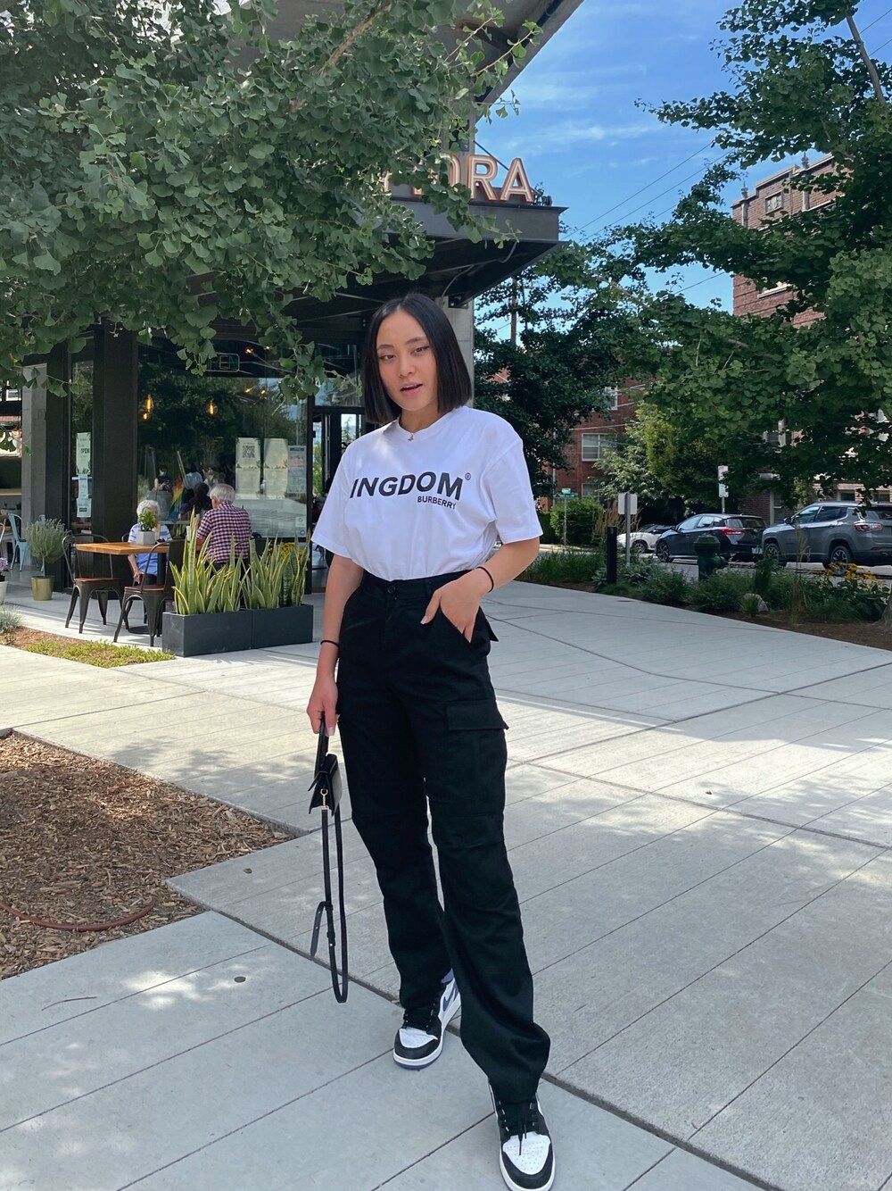 「Brandy Melvilleのアイテム（カーゴパンツ、ブラック系）」を使った、alexxttrannさん（レディース・160cm）の秋コーディネートの1枚目の写真