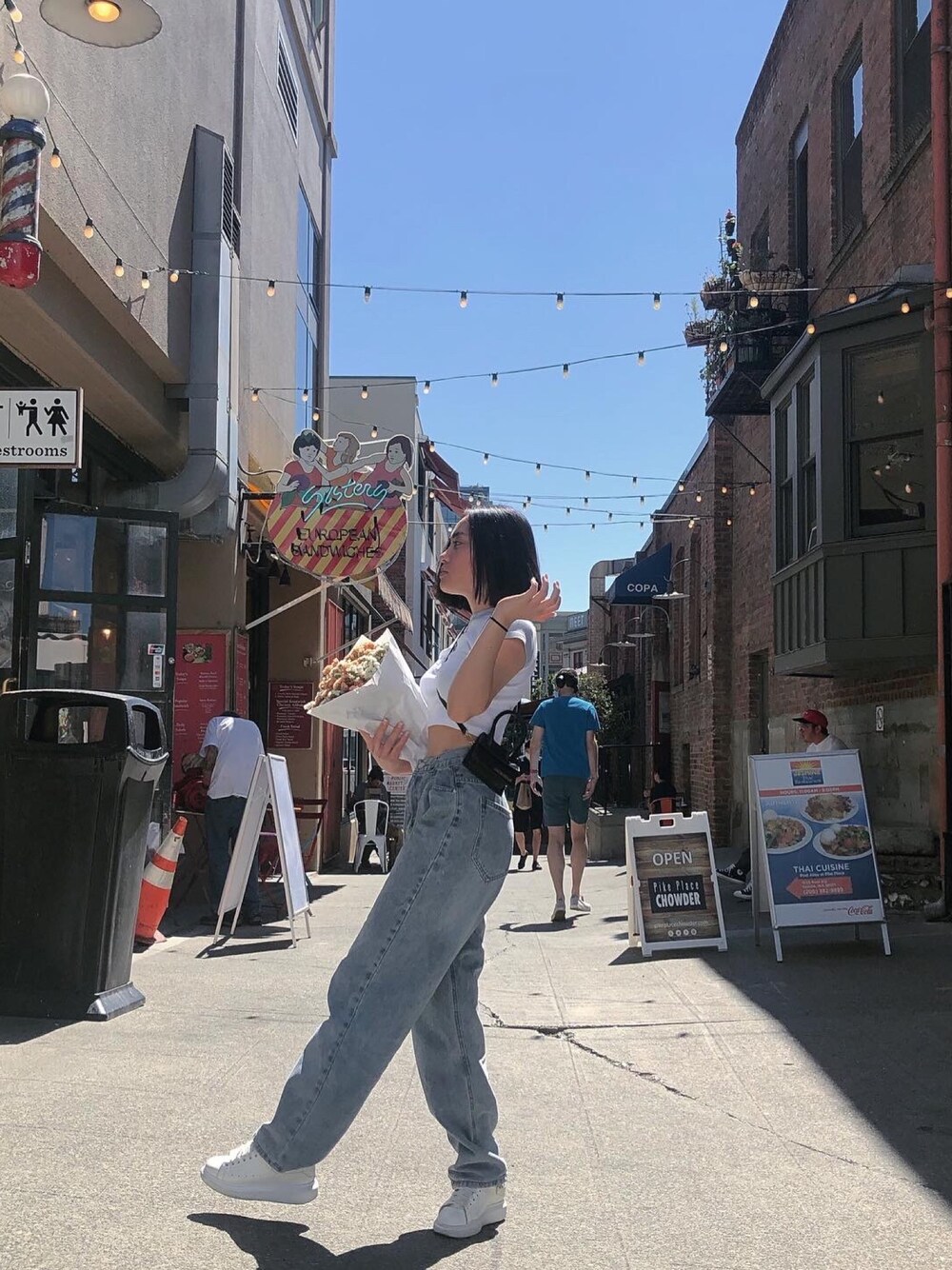 「Seattle」｜「Brandy Melvilleのアイテム（ニット/セーター、ホワイト系）」を使った、alexxttrannさん（レディース・160cm）の秋コーディネートの1枚目の写真