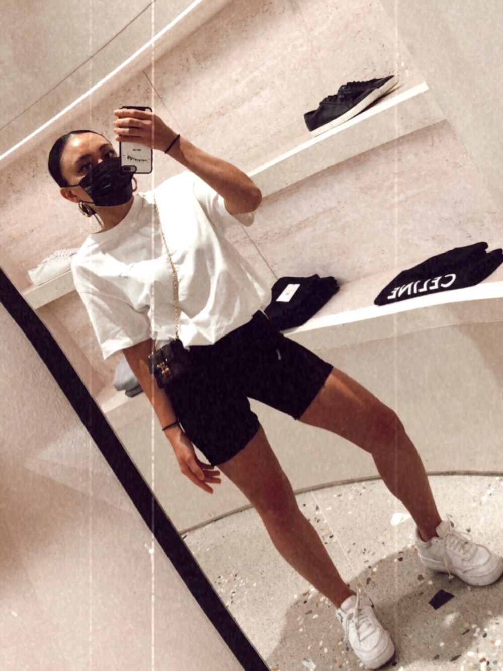 「bikershorts」｜「ANDERSSON BELLのアイテム（Tシャツ/カットソー、ホワイト系）」を使った、alexxttrannさん（レディース・160cm）の秋コーディネートの1枚目の写真