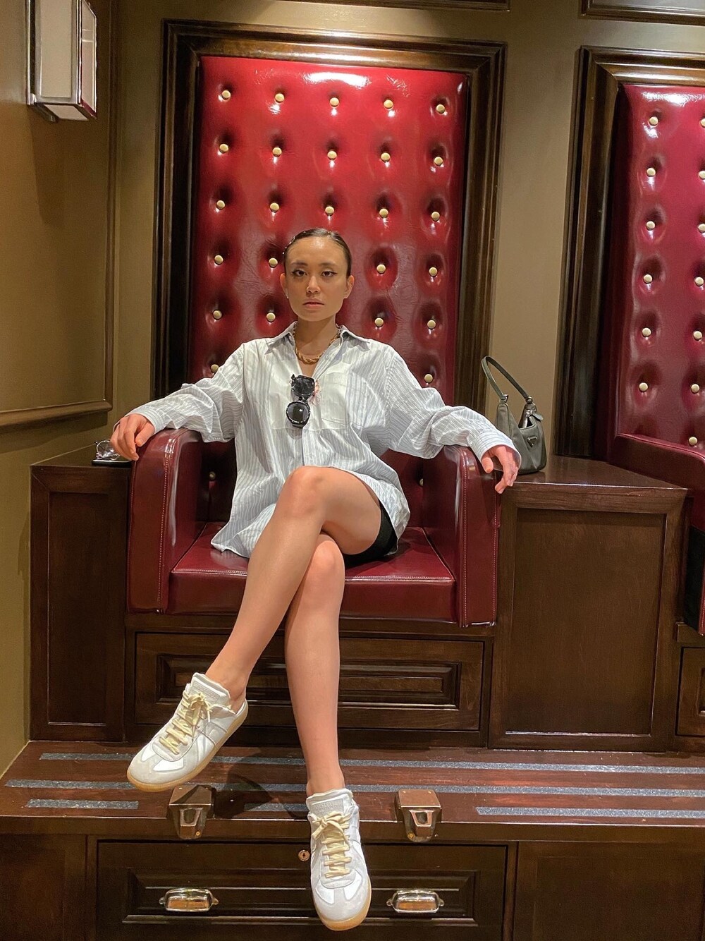 「asian」｜「Supreme のアイテム（シャツ/ブラウス、ホワイト系）」を使った、alexxttrannさん（レディース・163cm）の秋コーディネートの1枚目の写真