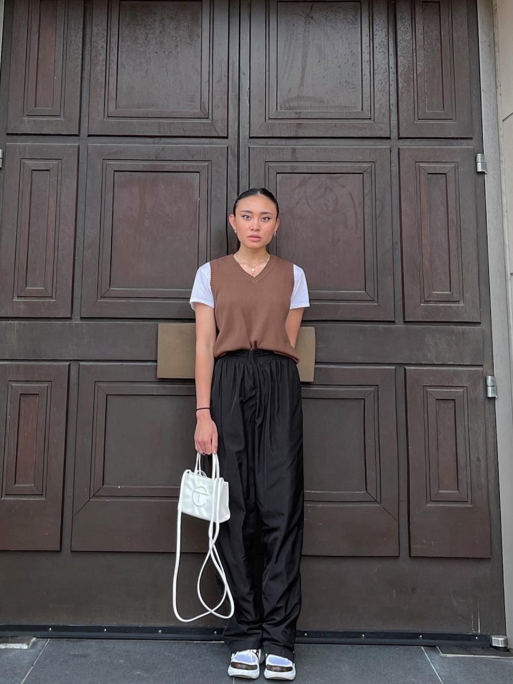 「thanksgiving、church's」｜「Brandy Melvilleのアイテム（ベスト、ブラウン系）」を使った、alexxttrannさん（レディース・160cm）の秋コーディネートの1枚目の写真