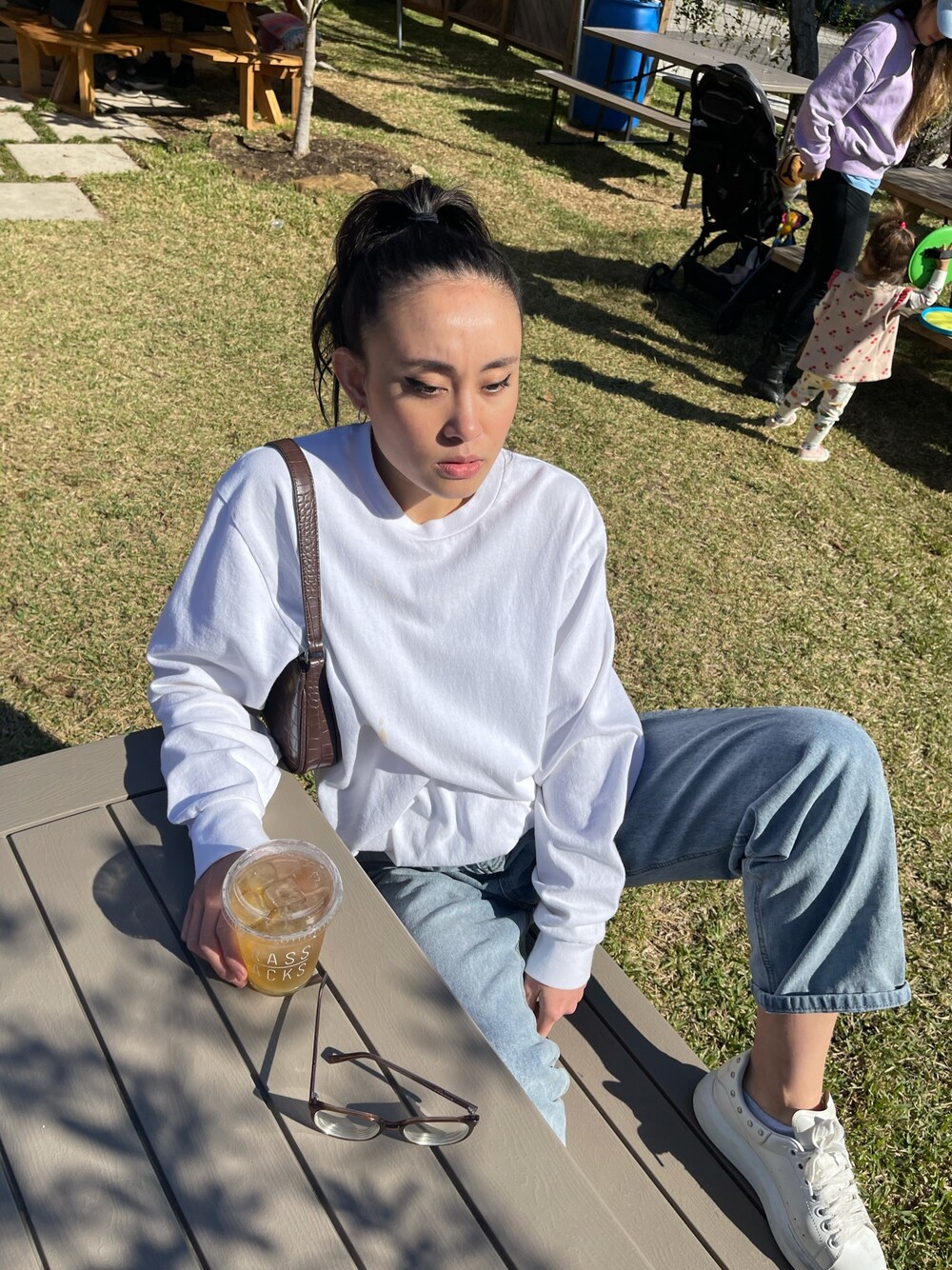 「casual」｜「Brandy Melvilleのアイテム（Tシャツ/カットソー、ホワイト系）」を使った、alexxttrannさん（レディース・160cm）の冬コーディネートの1枚目の写真