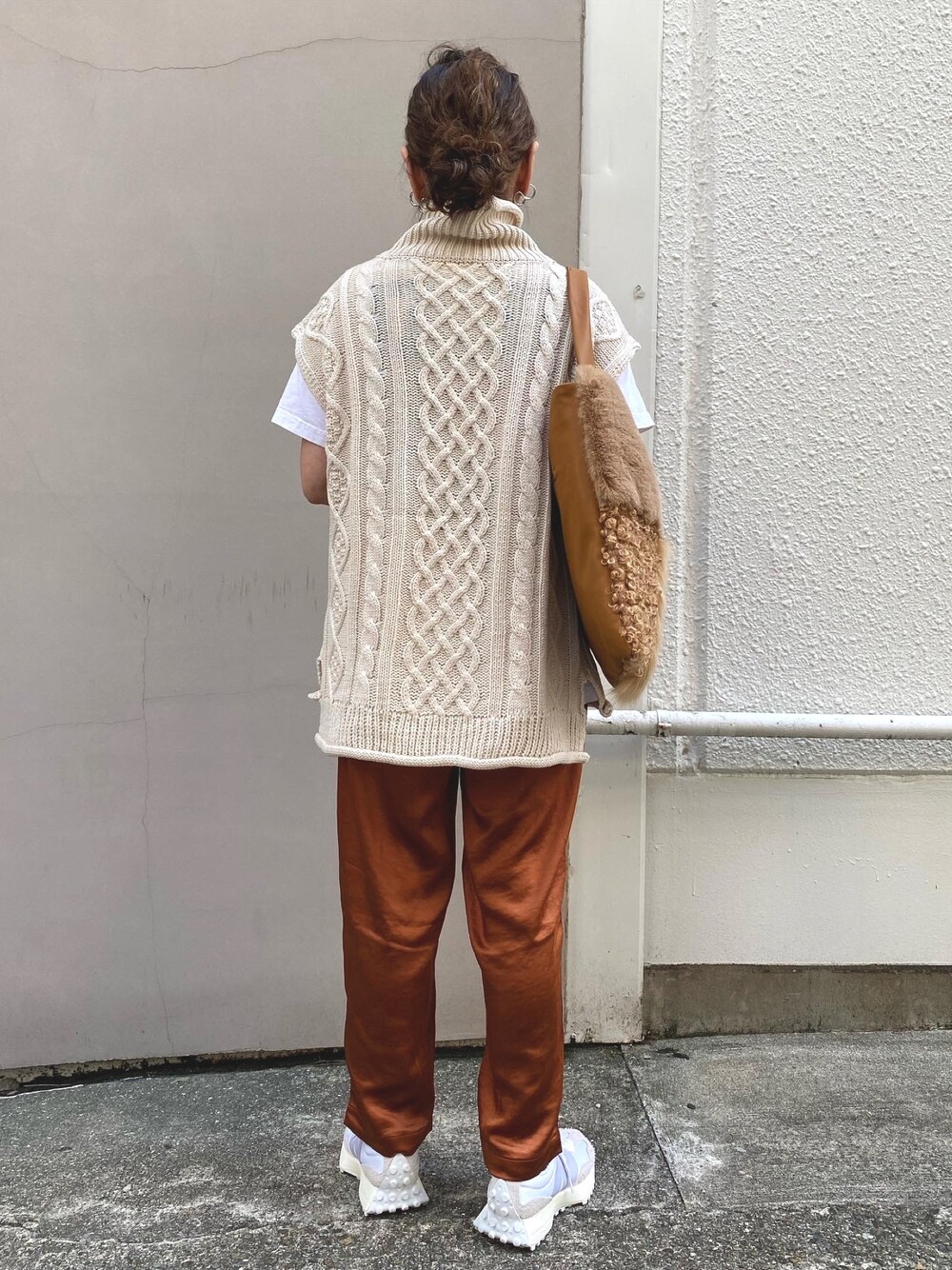 「ケーブル編み、ニット、ベスト、サテンパンツ、スニーカーコーデ」｜「Ginghamのアイテム（ニット/セーター、ホワイト系）」を使った、Ginghamさん（レディース・154cm）の秋コーディネートの1枚目の写真