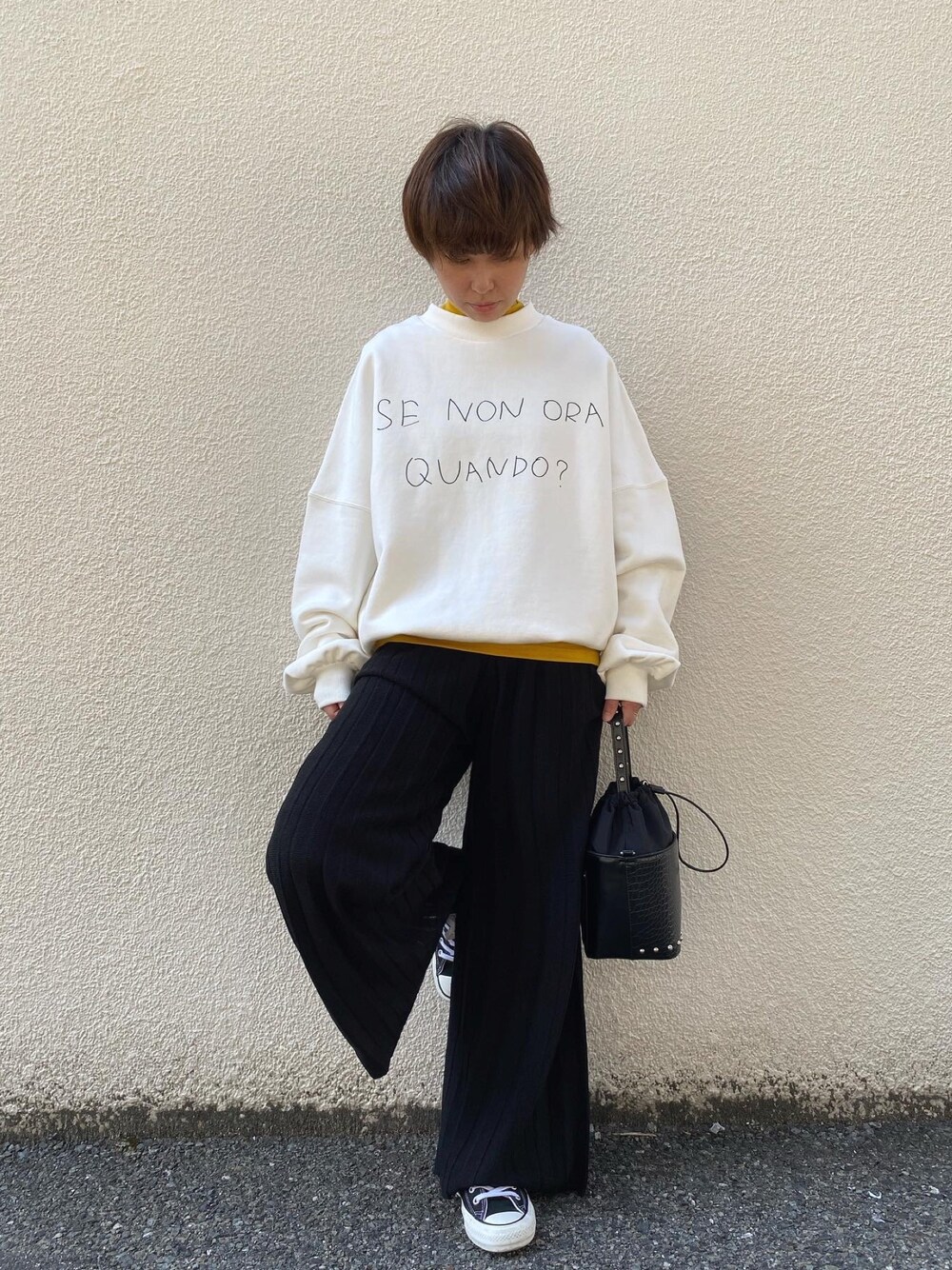 「オトナカジュアル、ロゴトレーナー、ワイドパンツ、バッグ、コンバース」｜「@gingham_seishinashiyasannomiyaのアイテム（トップス、ブルー系）」を使った、Ginghamさん（レディース・158cm）の秋コーディネートの1枚目の写真