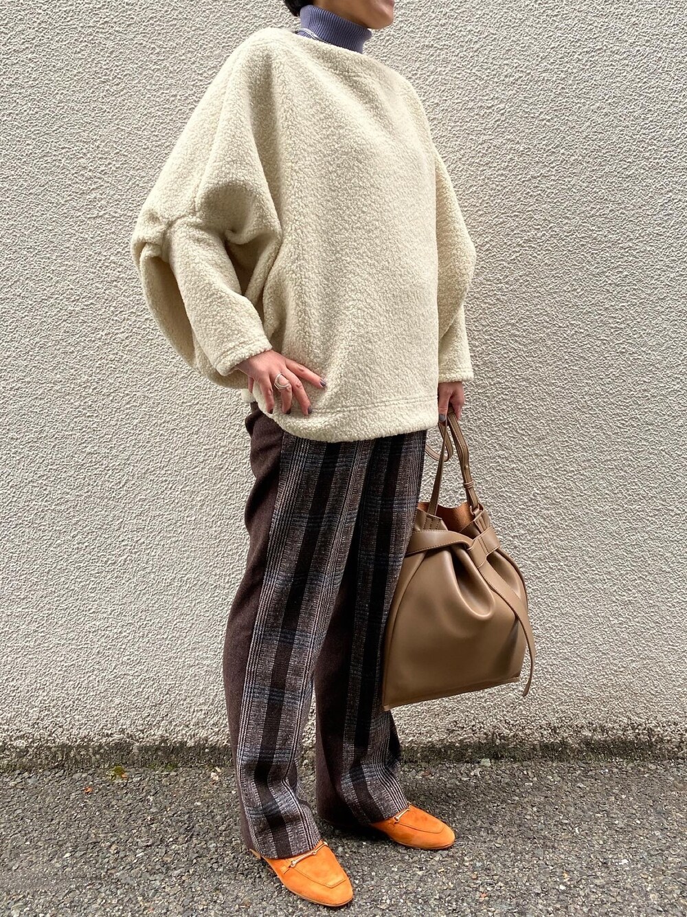 「きれいめカジュアル、ポンチョ風、ストライプ×チェック、ローファー、BAG」｜「@gingham_seishinashiyasannomiyaのアイテム（トップス、ベージュ系）」を使った、Ginghamさん（レディース・160cm）の冬コーディネートの1枚目の写真