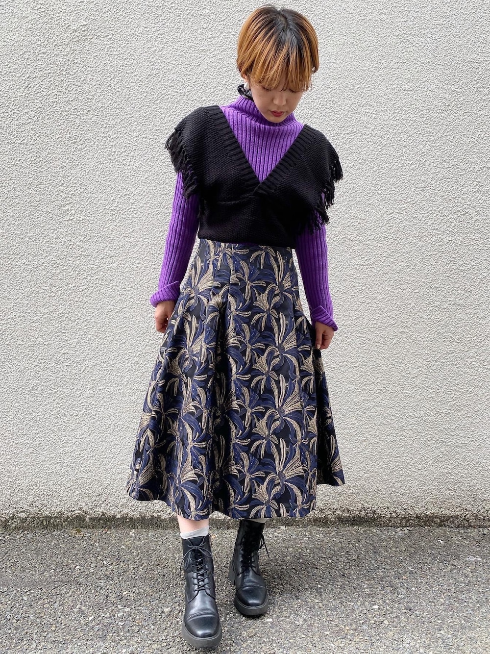 「ベスト、ニット、スカート、刺繍スカート、ブーツ」｜「@gingham_seishinashiyasannomiyaのアイテム（トップス、パープル系）」を使った、Ginghamさん（レディース・162cm）の冬コーディネートの1枚目の写真