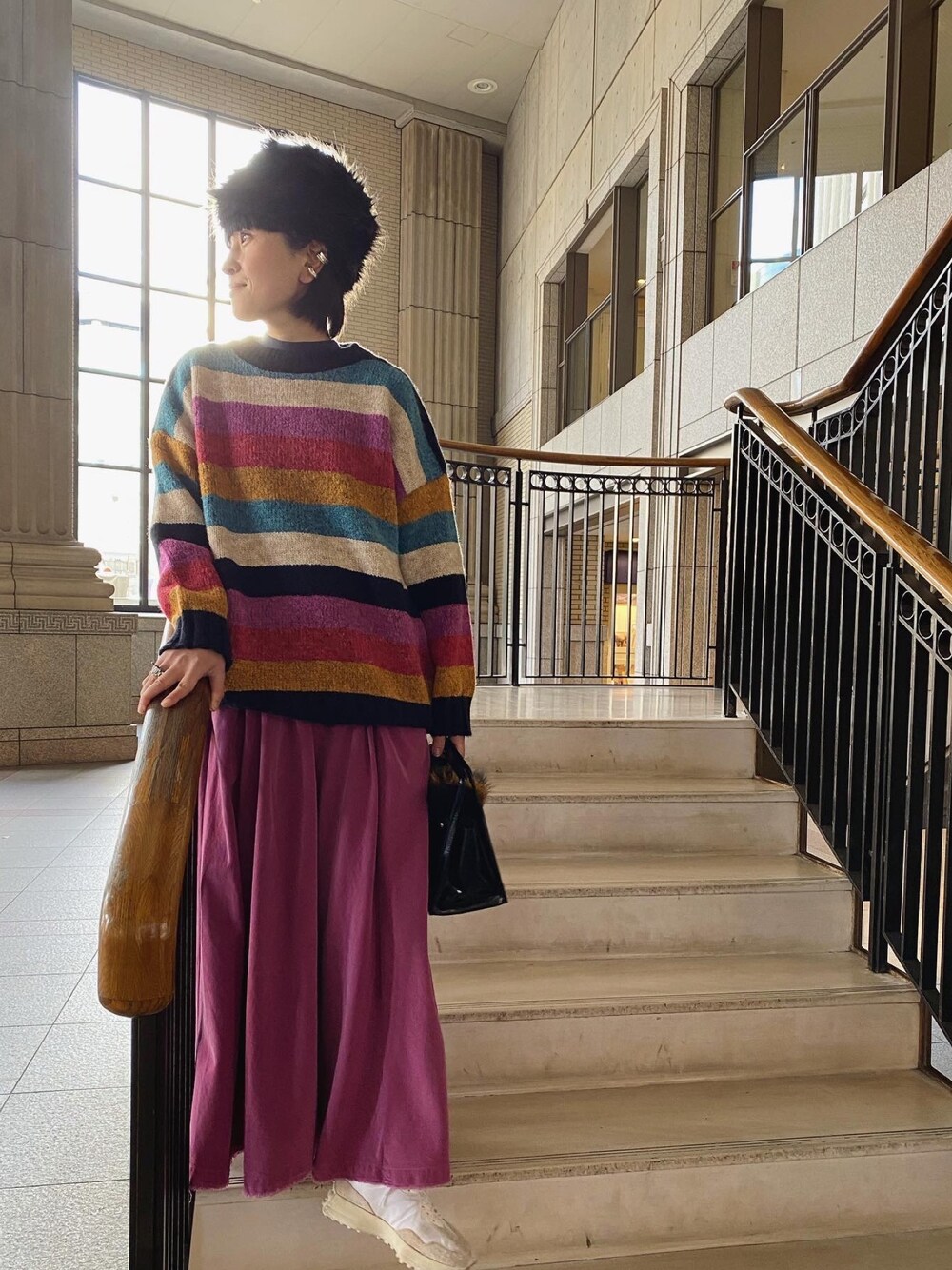 「カラフルボーダー、ニット、ファー小物、コーデュロイスカート、フラミンゴファーム」｜「flamingo firmのアイテム（スカート、パープル系）」を使った、Ginghamさん（レディース・160cm）の冬コーディネートの1枚目の写真