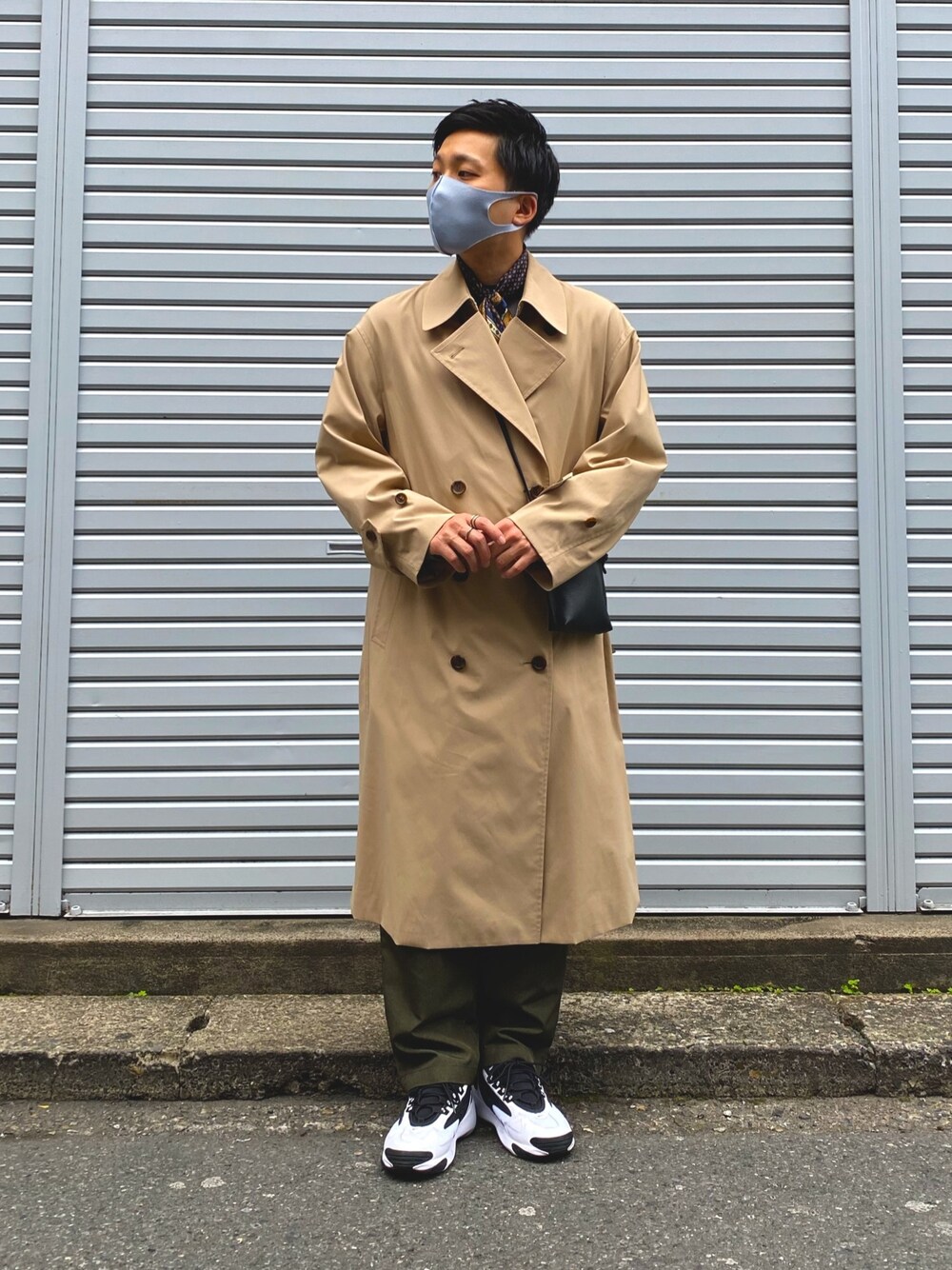「低身長、低身長コーデ、春コーデ、トレンチコート、ウィメンズアイテム、レディース、スカーフ、UNIQLO、プチプラ、きれいめカジュアル」｜「Andemiuのコモンガラパネルスカーフ935873（バンダナ/スカーフ、ブルー系）」を使った、tysai :)さん（メンズ・164cm）の春コーディネートの1枚目の写真