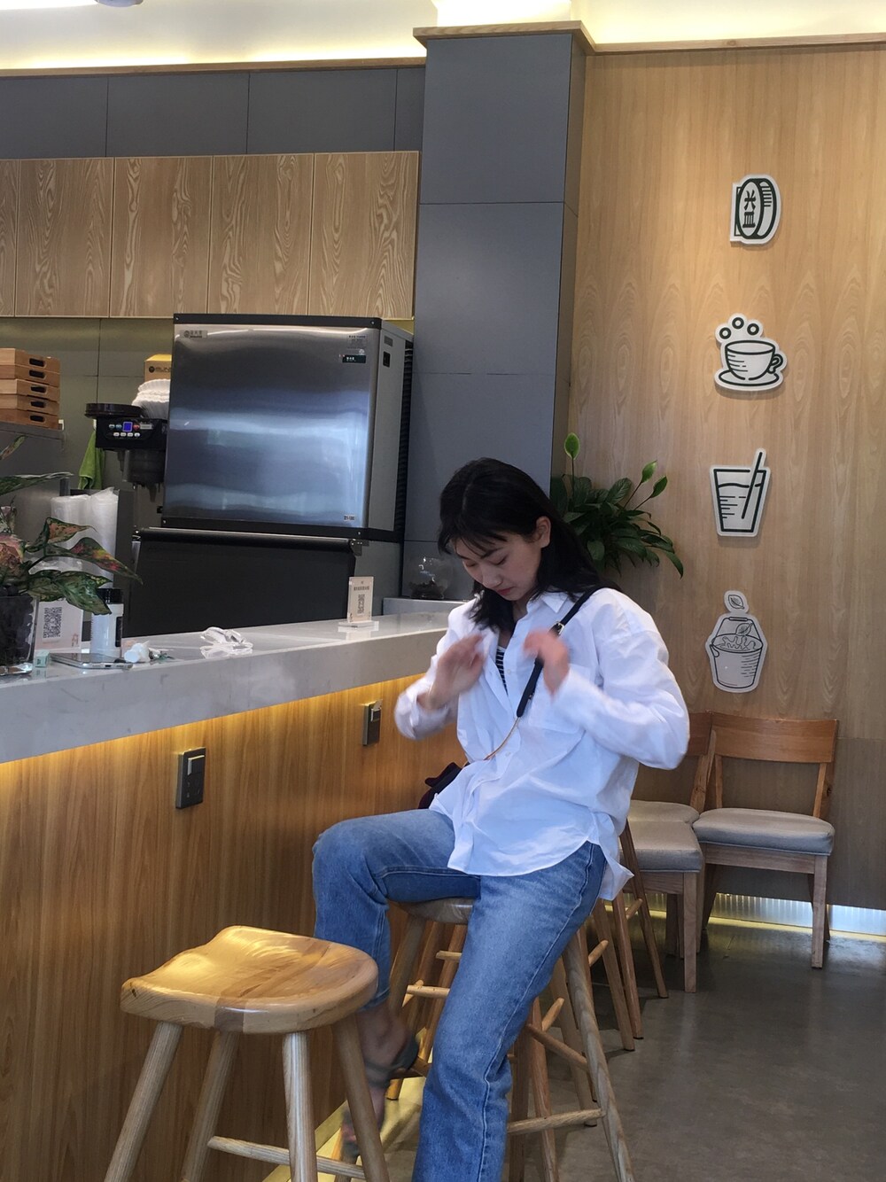 「夏コーデ」｜「UNIQLOのアイテム（シャツ/ブラウス、ホワイト系）」を使った、微博清迈小甜甜さん（レディース・158cm）の春コーディネートの1枚目の写真