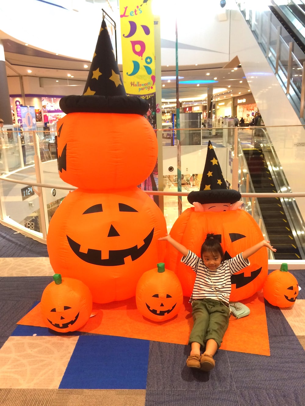 「ハロウィン、おんなのこ、キッズファッション、6歳女の子」｜「Birthdayのアイテム（Tシャツ/カットソー、ホワイト系）」を使った、merorons さん（キッズ・110cm）の秋コーディネートの1枚目の写真