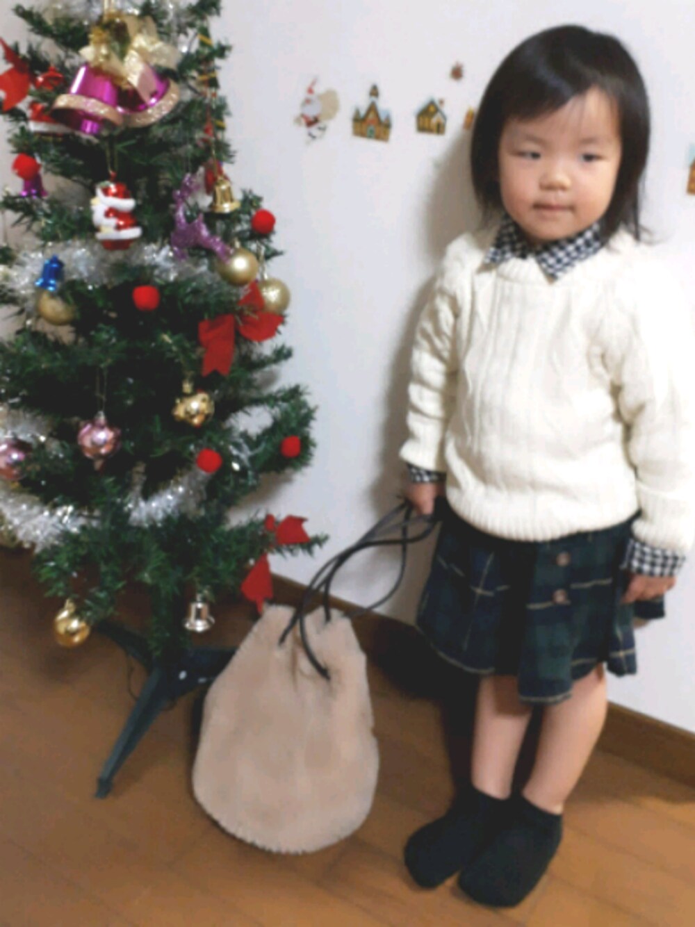 「おんなのこ、プチプラ、カジュアルコーデ、2歳、ギンガムチエック、白ニット、ファー小物」｜「母ののアイテム（バッグ、ベージュ系）」を使った、merorons さん（キッズ・90cm）の冬コーディネートの1枚目の写真