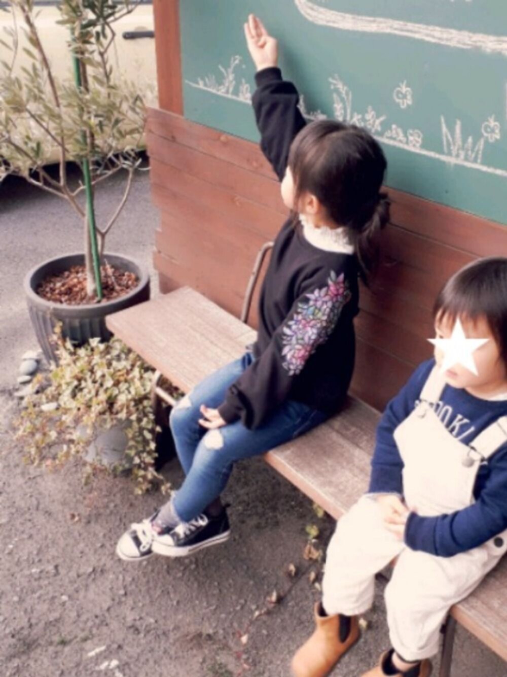 「休日スタイル、デニム、スニーカー、女の子コーデ、フリル襟」｜「Catherine Cottageのボウタイ付シャーリングプルオーバー（シャツ/ブラウス、ホワイト系）」を使った、merorons さん（キッズ・120cm）の冬コーディネートの1枚目の写真