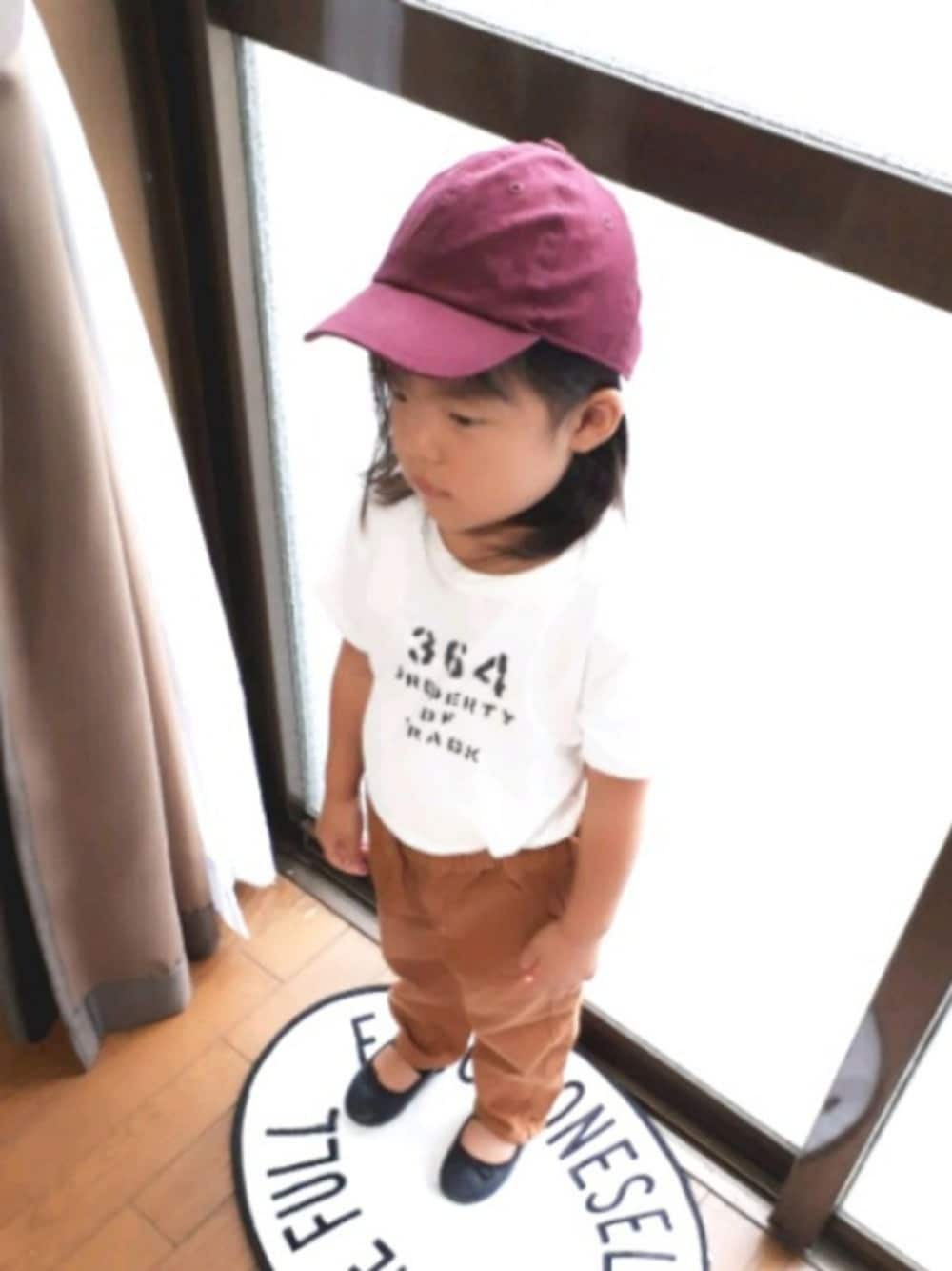 「キッズファッション、女の子コーデ、カジュアルコーデ、シンプル、キャップ好き、ブラウンコーデ、秋服準備はじめました」｜「Life Support Productsのピーチ起毛半袖プリントC/S　ミリタリー(80～150cm)（Tシャツ/カットソー、ホワイト系）」を使った、merorons さん（キッズ・90cm）の秋コーディネートの1枚目の写真