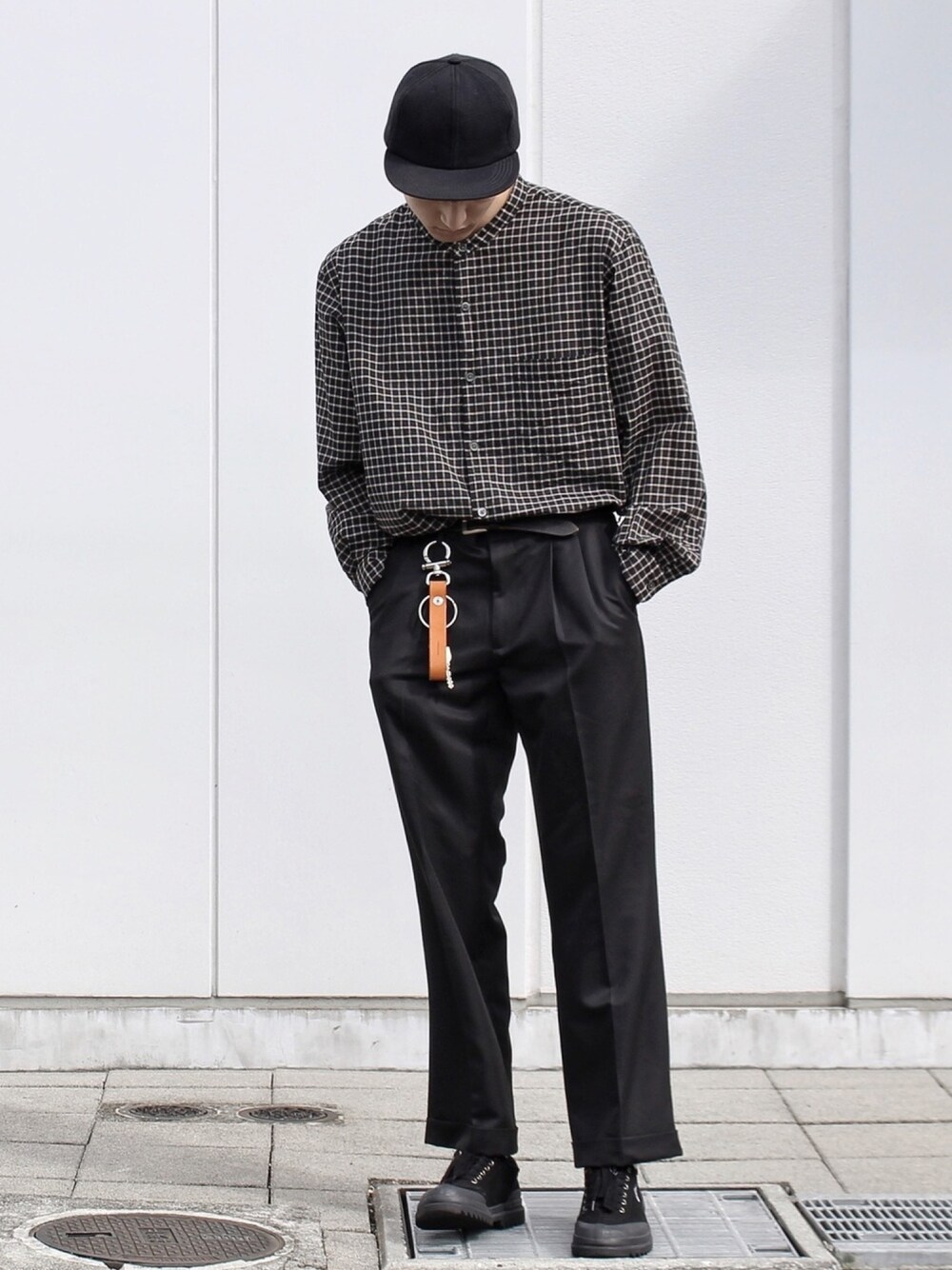 「オーバーサイズ、シャツスタイル、チェックシャツ、ワイドスラックス、ワイドパンツ、キャップ、タックイン、モノトーン、チェック柄に恋してる」｜「Steven Alanの＜Steven Alan＞ C/SI CHECK BAND COLLAR SHIRT-LOOSE/シャツ（シャツ/ブラウス、ブラック系）」を使った、_ryo_さん（メンズ・180cm）の秋コーディネートの1枚目の写真