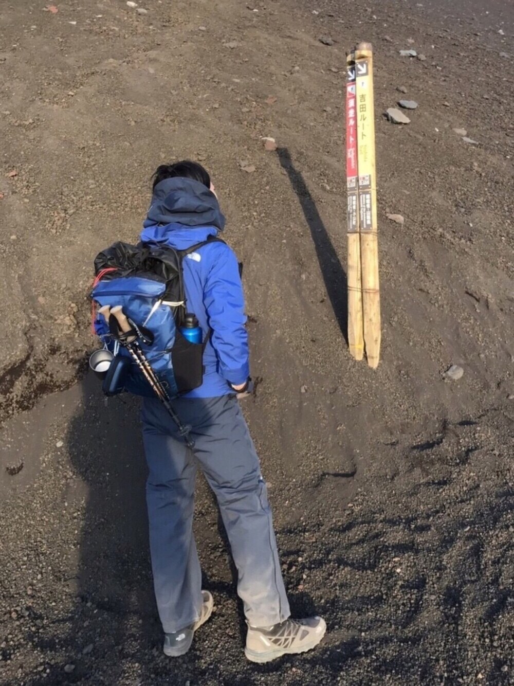 「山と道、登山、バックパック、山登りスタイル、マウンテンパーカー」｜「mont-bellのアイテム（ハット、ブルー系）」を使った、ゆさん（メンズ・173cm）の夏コーディネートの1枚目の写真