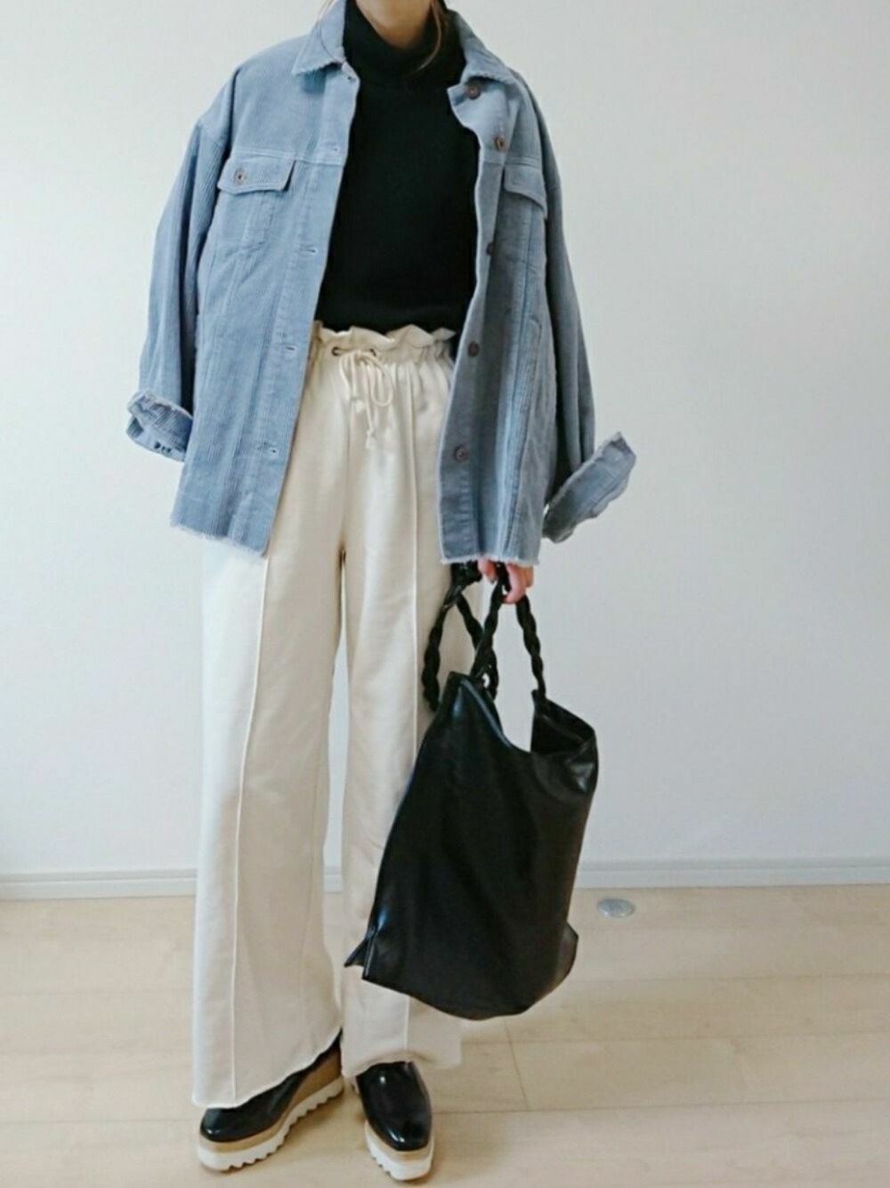 「カジュアルコーデ、ZARA、コーデュロイ、パンツスタイル、プチプラ、春コーデ、冬コーデ、モノトーン、冬アウター着回しチャレンジ、大人カジュアル」｜「ZARAのアイテム（ジャケット/アウター、ブルー系）」を使った、yu.さん（レディース・165cm）の冬コーディネートの1枚目の写真