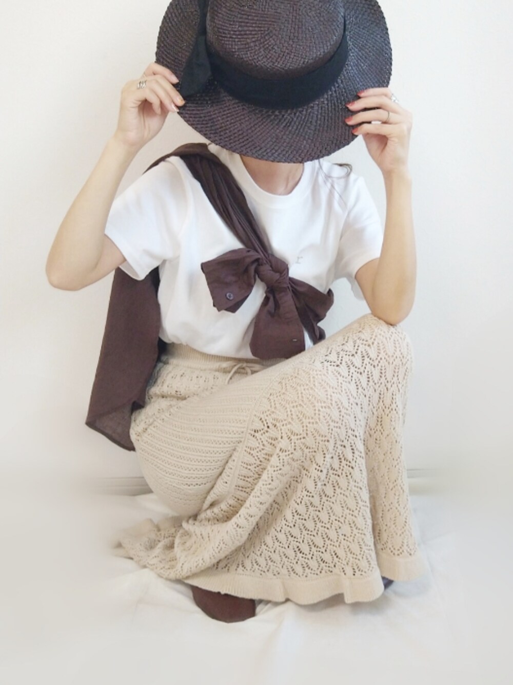 ブラウン系のシャツ/ブラウス、ホワイト系のTシャツ/カットソー、ベージュ系のスカートを着用したレディースの春コーディネートの1枚目の写真