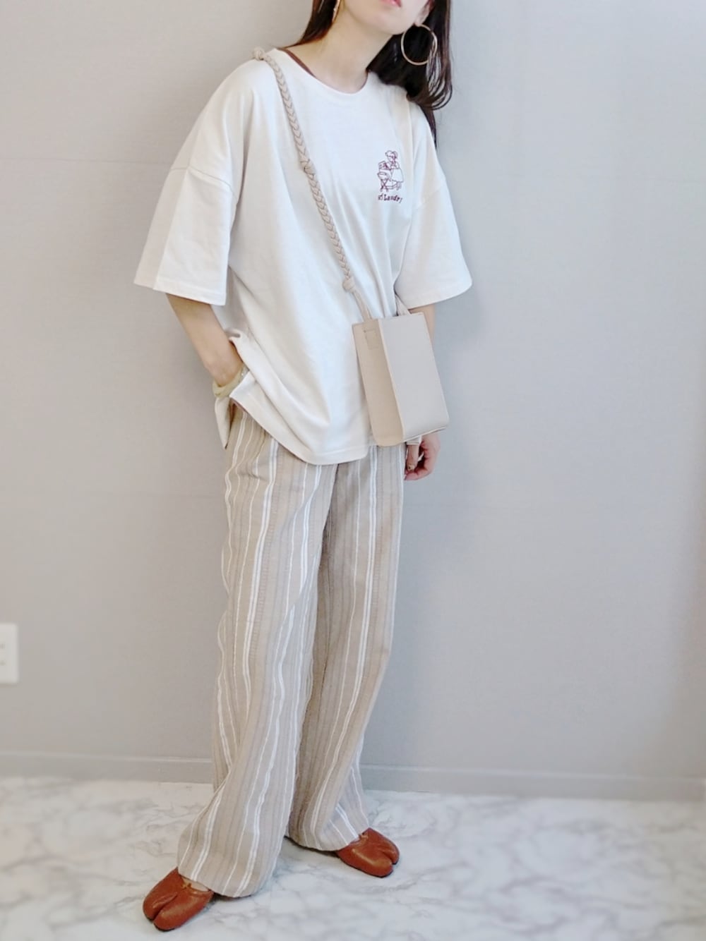 ベージュ系のTシャツ/カットソー、ベージュ系のその他パンツ、ベージュ系のショルダーバッグを着用したレディースの夏コーディネートの1枚目の写真