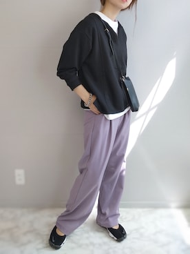 「パープル×黒」｜「アイテム（スニーカー）」を使った、yu.さん（レディース・165cm）の秋コーディネート