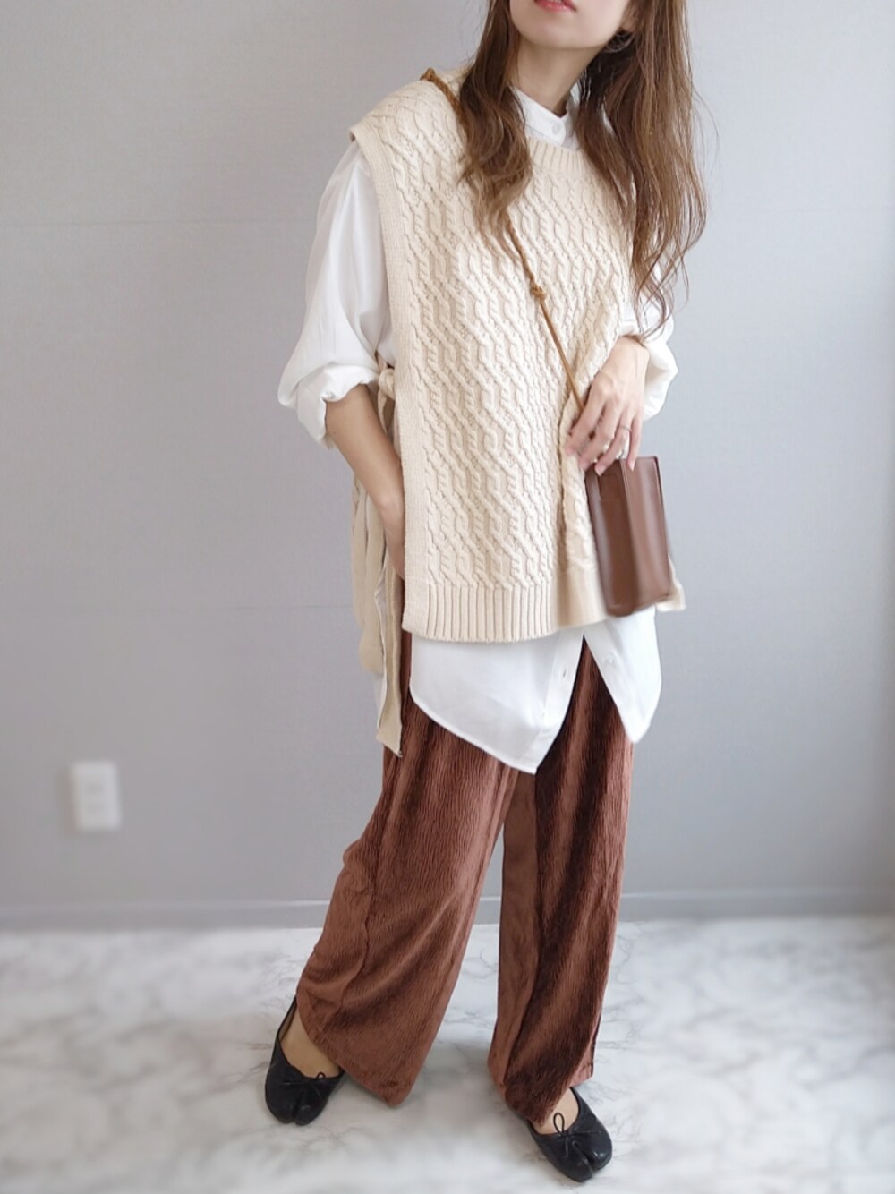 「ベスト、ベスト×シャツ、Crisp、ベロアパンツ、オトナカジュアル、秋コーデ、秋服準備はじめました、カラーパンツ、レイヤードスタイル、ootd」｜「Crispのツイストアランニットベスト（ベスト、ベージュ系）」を使った、yu.さん（レディース・165cm）の秋コーディネートの1枚目の写真