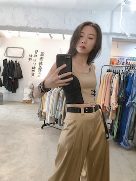 「アイテム（スラックス、ゴールド系）」を使った、Amanさん（レディース・164cm）の春コーディネート