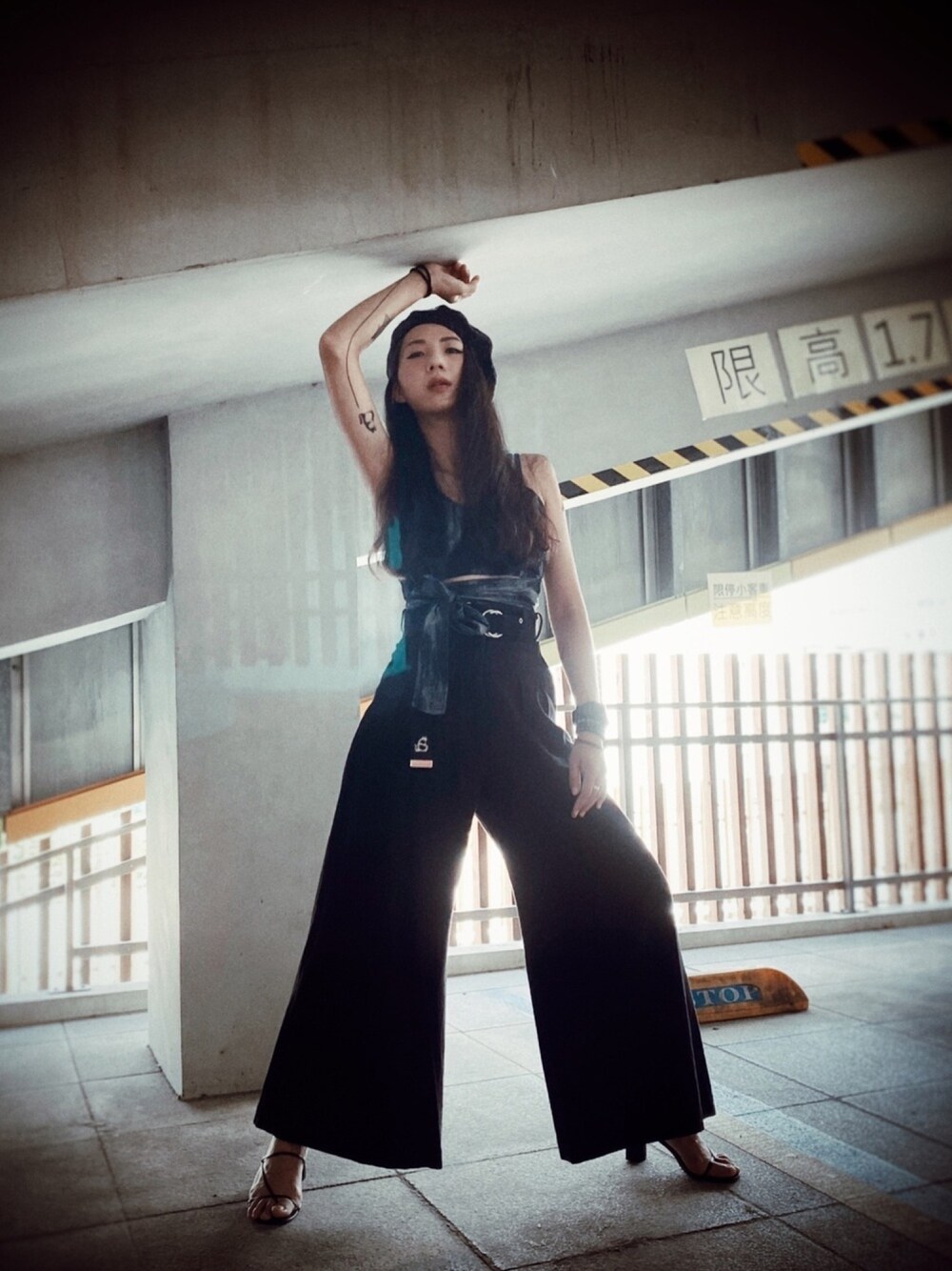 ブルー系のチューブトップ、ブラック系のパンツ、ブラック系のベルトを着用したレディースの秋コーディネートの1枚目の写真