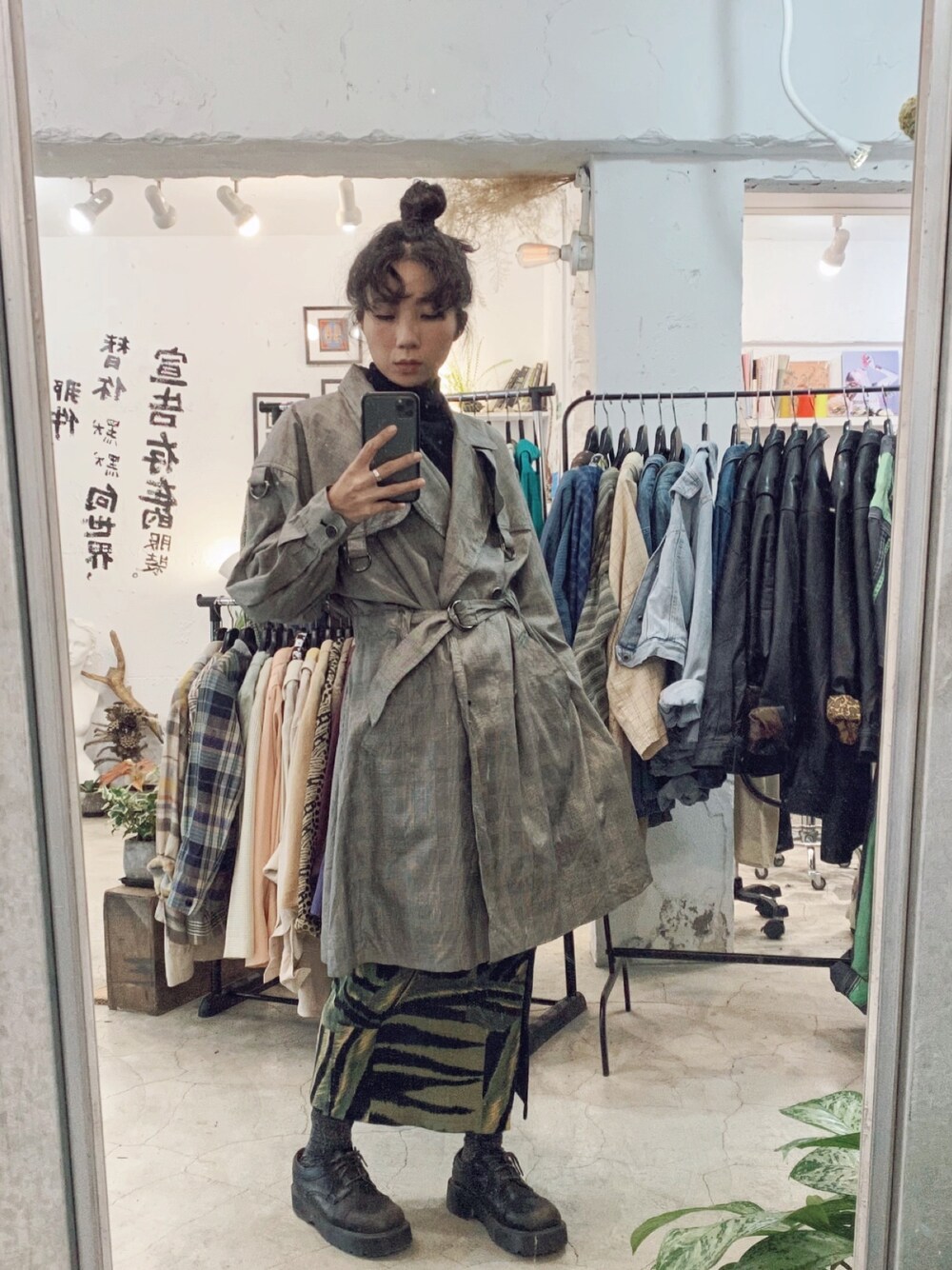 グレー系のピーコート、グリーン系のスカート、ブラック系のシューズを着用したレディースの秋コーディネートの1枚目の写真