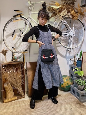 「VINTAGE（ヴィンテージ）のアイテム（ジャンパースカート）」を使った、Amanさん（レディース・164cm）の秋コーディネート