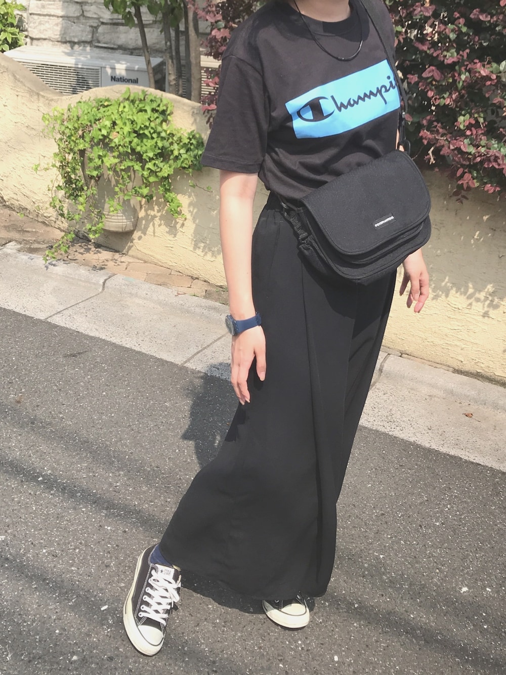 「シンプルコーデ、オトナカジュアル、プチプラコーデ、カジュアル、全身黒、チャンピオンTシャツ」｜「Championのアイテム（Tシャツ/カットソー、ブラック系）」を使った、my__na...さん（レディース・163cm）の夏コーディネートの1枚目の写真