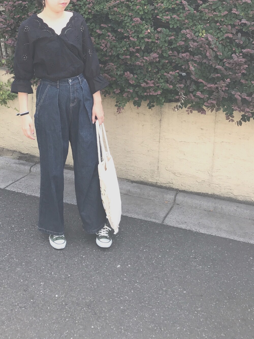 「大人カジュアル、夏セールで買いました、カジュアルコーデ、ワイドパンツ、ハイウエスト、シャツスタイル」｜「coca（coca）のＶネックスカラップレースカットワークブラウス（シャツ/ブラウス、ブラック系）」を使った、my__na...さん（レディース・163cm）の夏コーディネートの1枚目の写真