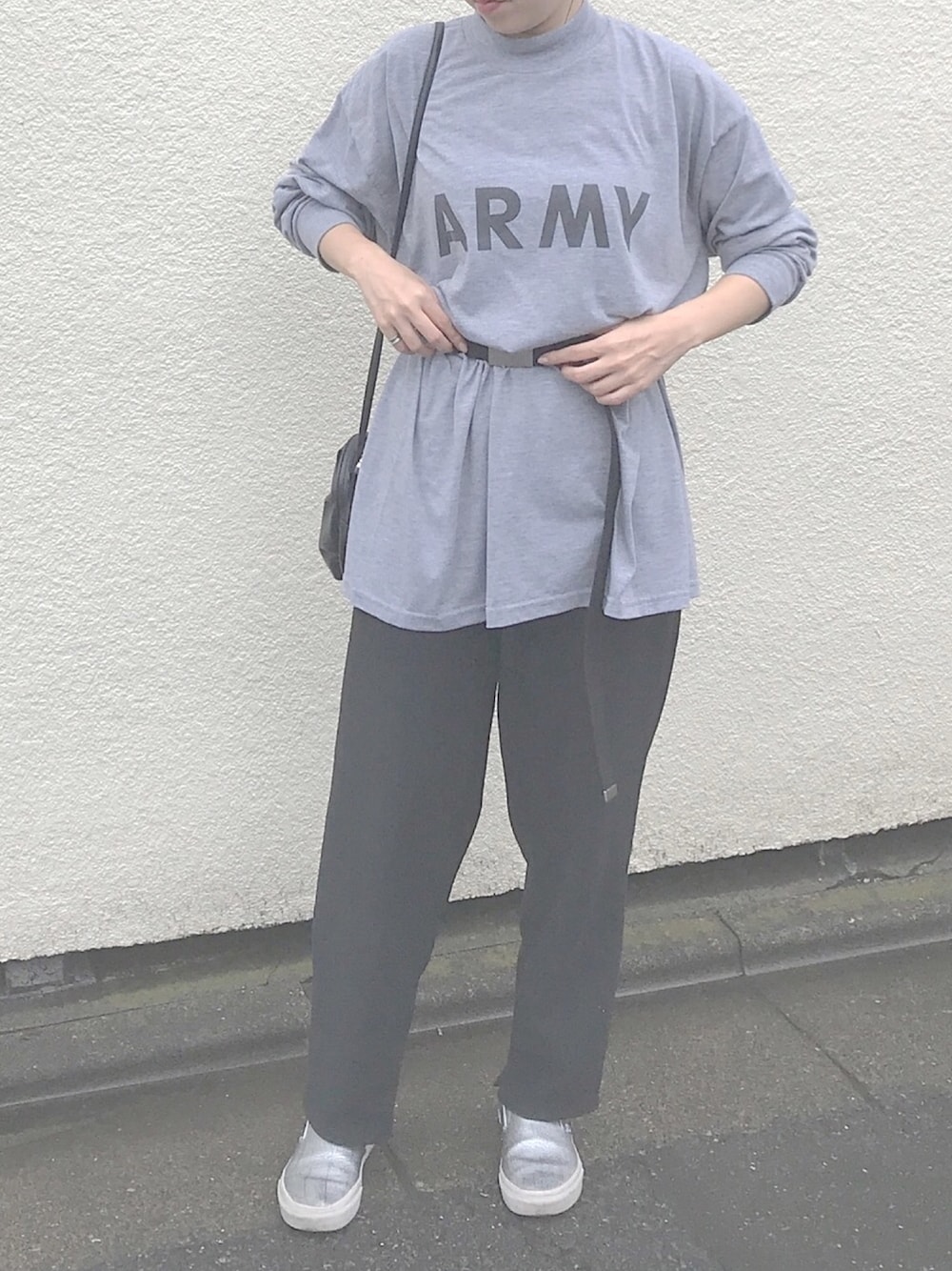 「秋コーデ、シンプルコーデ、モノトーンコーデ、ビッグT、ロンT、チェーンベルト」｜「AMERICAN RAG CIEのアイテム（Tシャツ/カットソー、グレー系）」を使った、my__na...さん（レディース・163cm）の秋コーディネートの1枚目の写真