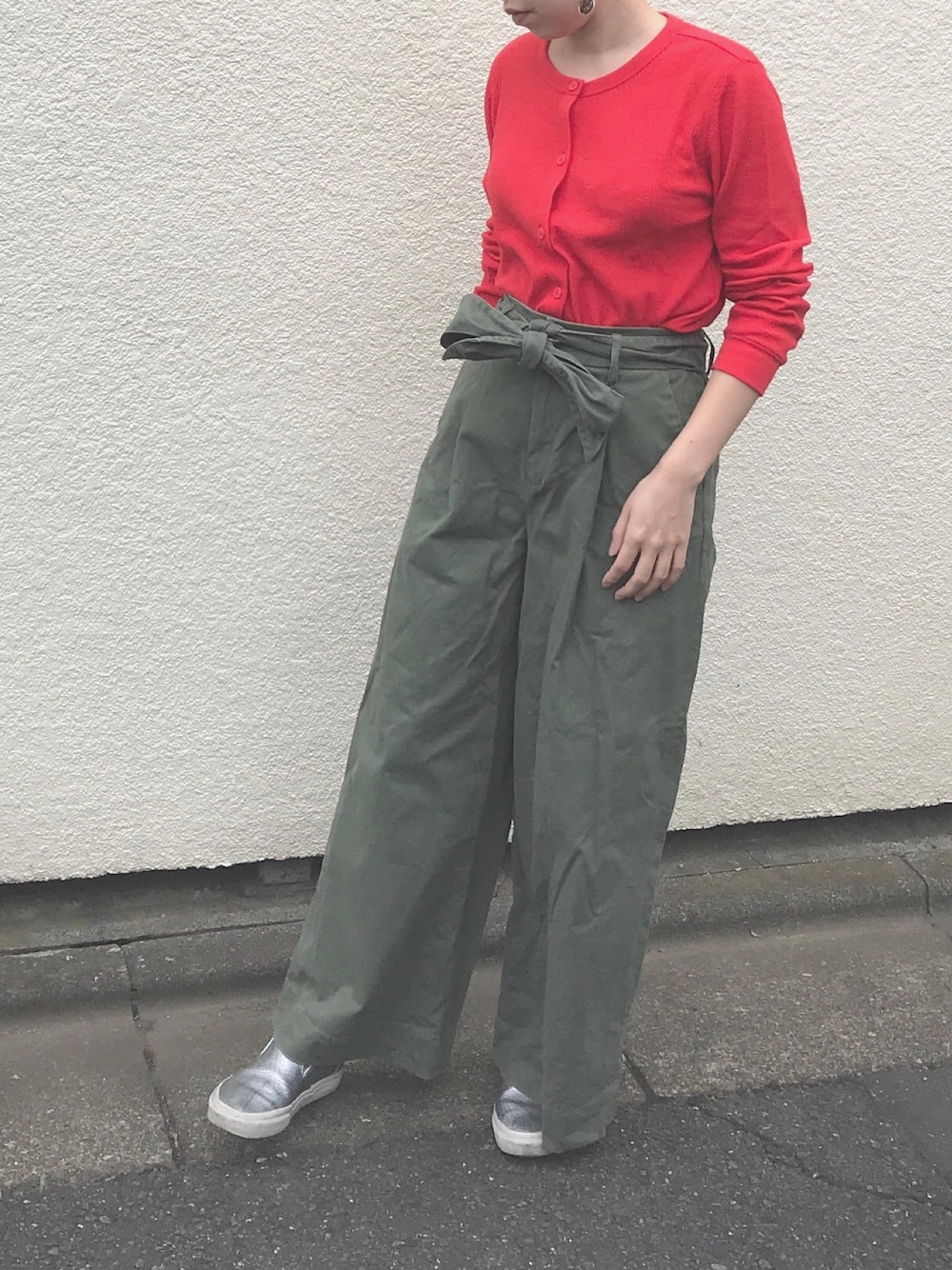 「オトナカジュアル、SALEで買いました、パンツスタイル、きれいめカジュアル、赤コーデ、ハイウエスト、ワイドパンツ」｜「GLOBAL WORKのPサテンイージーパンツ/740754（その他パンツ、グリーン系）」を使った、my__na...さん（レディース・163cm）の秋コーディネートの1枚目の写真