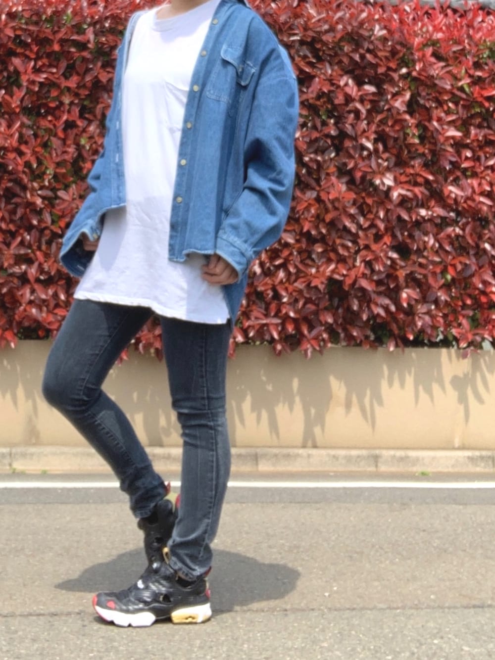 「ポンプフューリー、スニーカーコーデ、カジュアルコーデ、デニムジャケット、ボーイッシュ」｜「SHIPSのアイテム（デニムジャケット、ブルー系）」を使った、my__na...さん（レディース・163cm）の春コーディネートの1枚目の写真