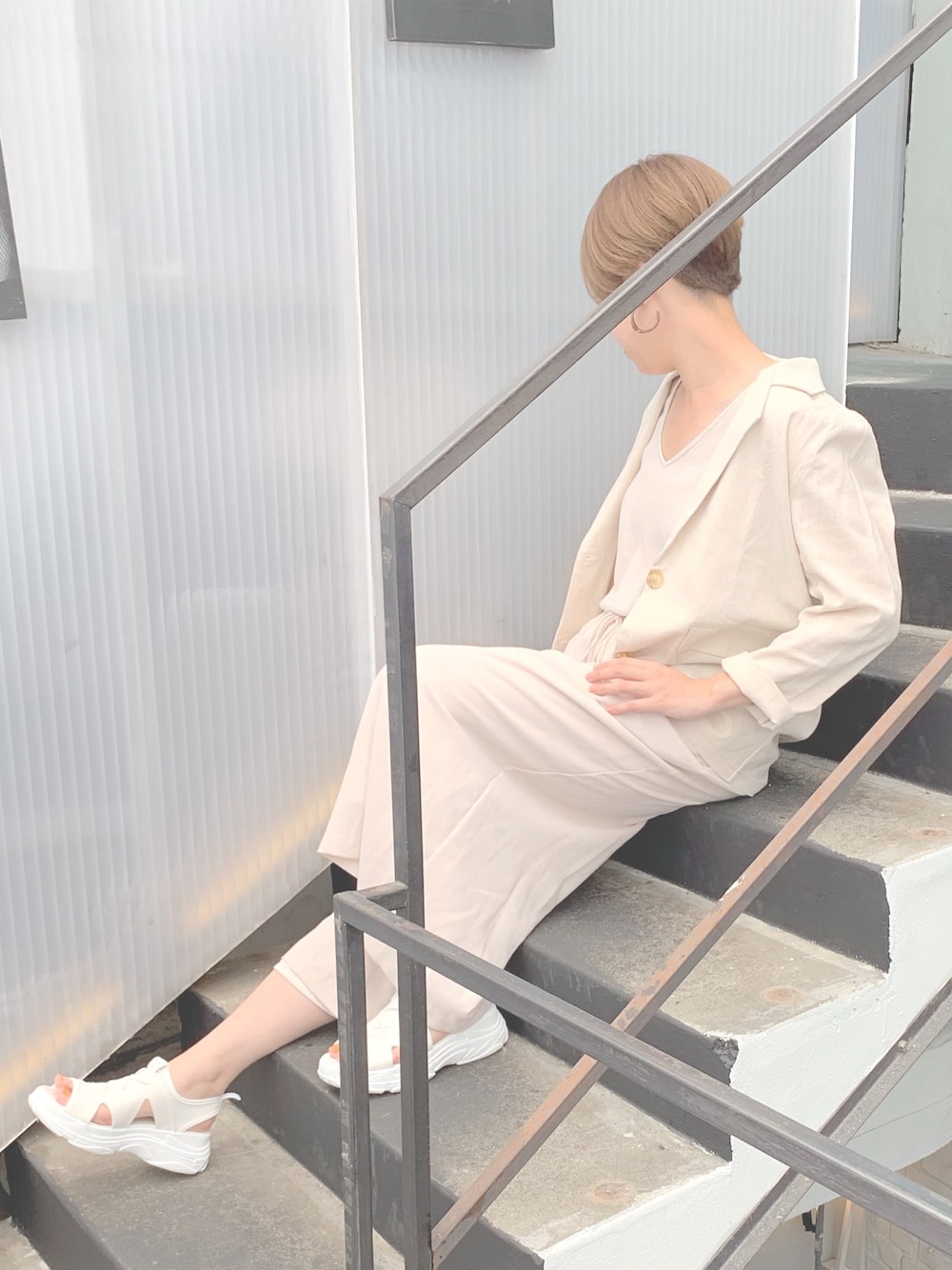 「大人カジュアル、シンプルコーデ、大人コーデ、ベージュ、雨の日コーデ、ジャケット、オールインワン、サンダル、ワントーンコーデ、ジャケットコーデ」｜「Mila Owenのアイテム（オールインワン・サロペット、ベージュ系）」を使った、my__na...さん（レディース・163cm）の夏コーディネートの1枚目の写真