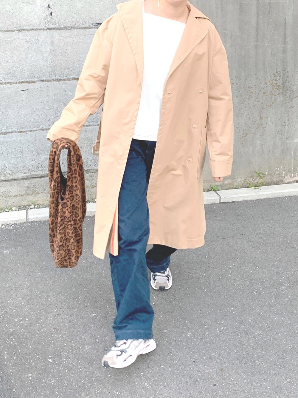 「休日スタイル、ラクチンコーデ、オトナカジュアル、ビッグシルエット、スニーカー、ごつめスニーカー、ワイドデニム」｜「H&Mのアイテム（トレンチコート、ベージュ系）」を使った、my__na...さん（レディース・163cm）の秋コーディネートの1枚目の写真