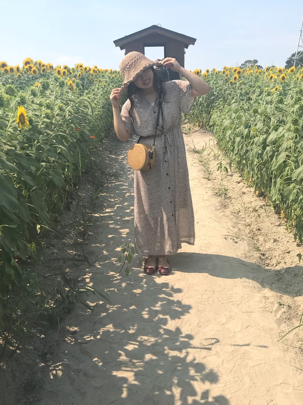 「flower、Kastane、麦わら帽子、かごバッグ、花柄、ワンピース、バレエシューズ、ひまわり畑」｜「UNIQLOのアイテム（バレエシューズ、レッド系）」を使った、moeri🌻さん（レディース・152cm）の夏コーディネートの1枚目の写真